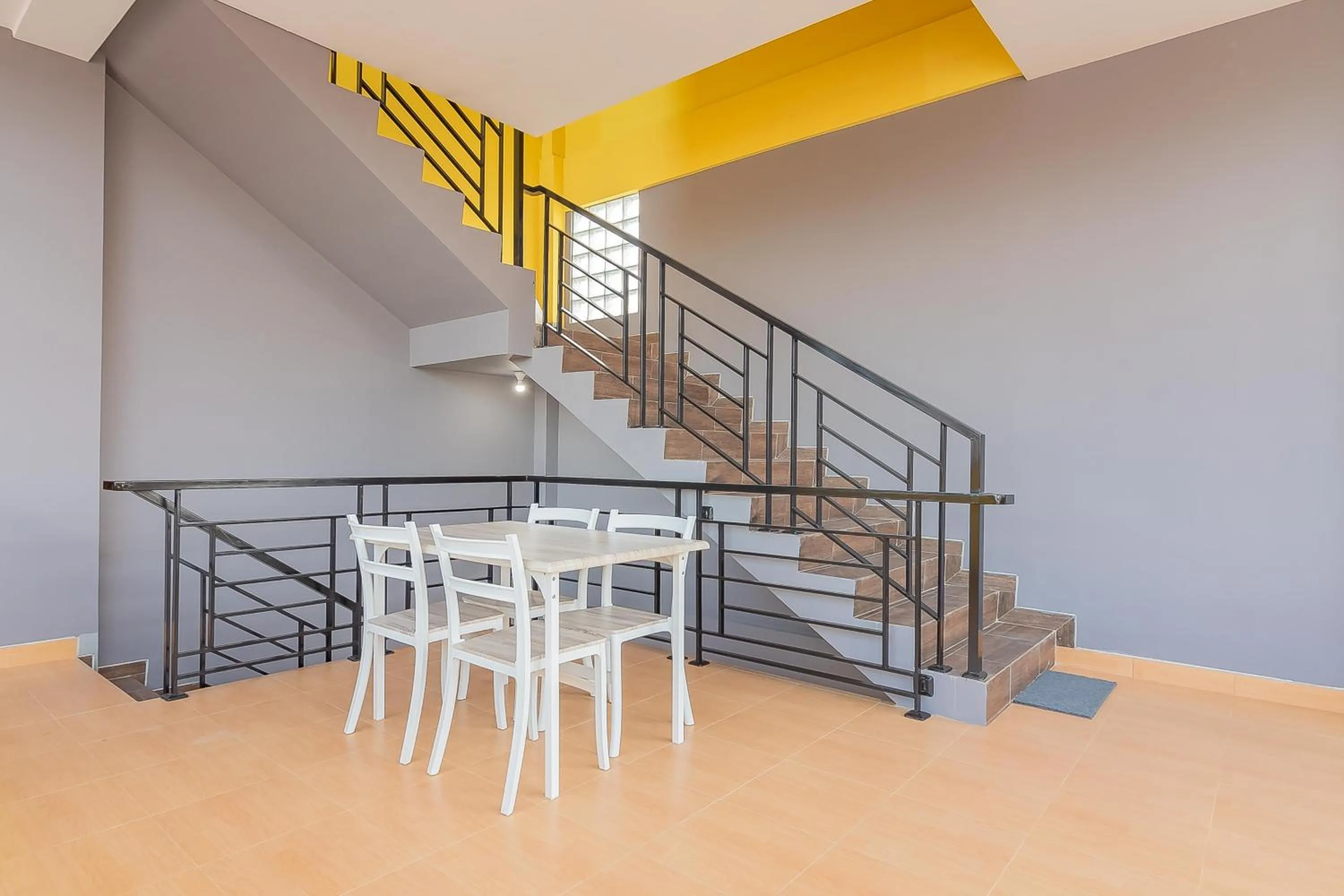 Dining area in RedDoorz Plus near Taman Budaya Samarinda