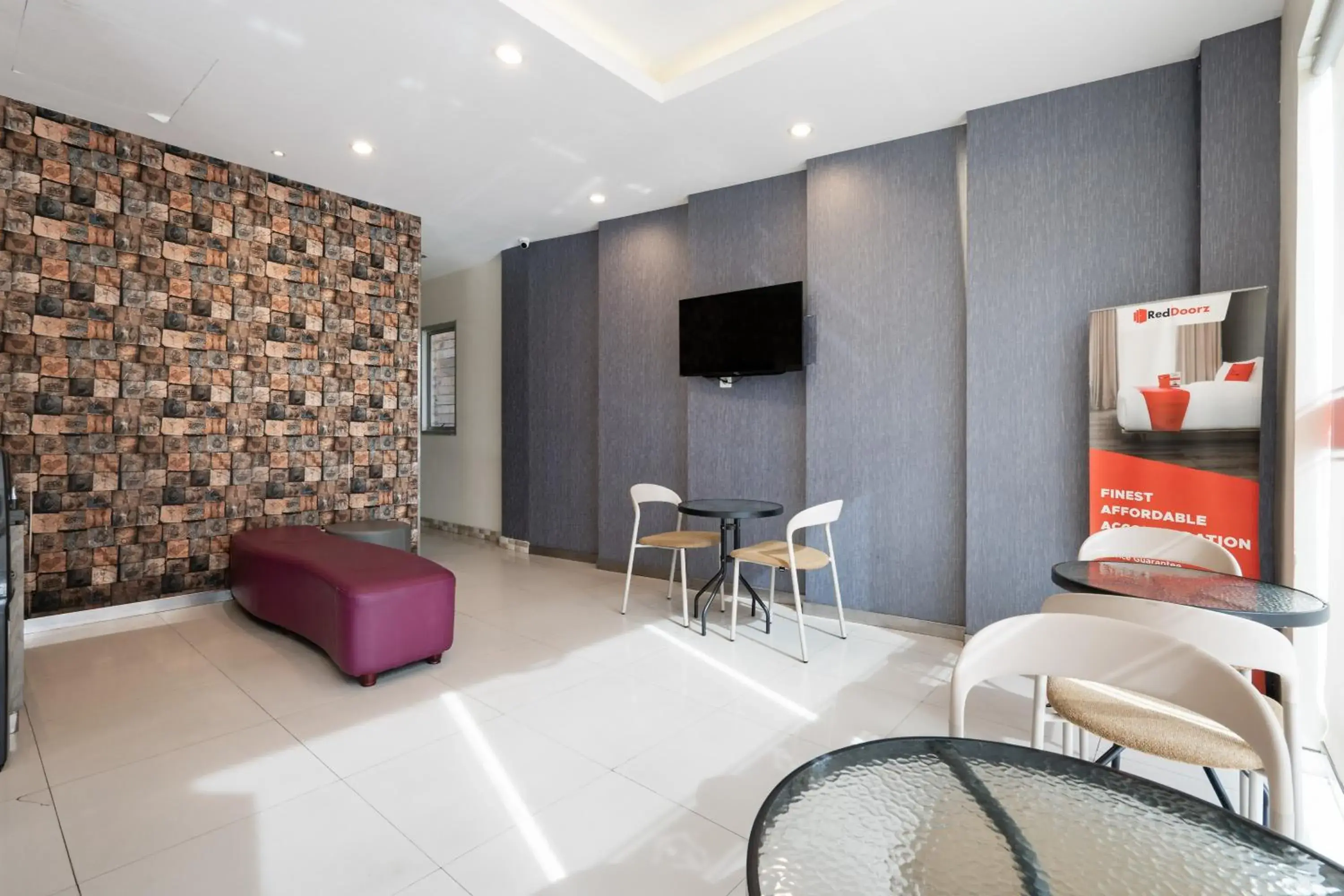 Lobby or reception in RedDoorz Plus @ Siradj Salman Samarinda Lobby or reception in RedDoorz Plus @ Siradj Salman Samarinda