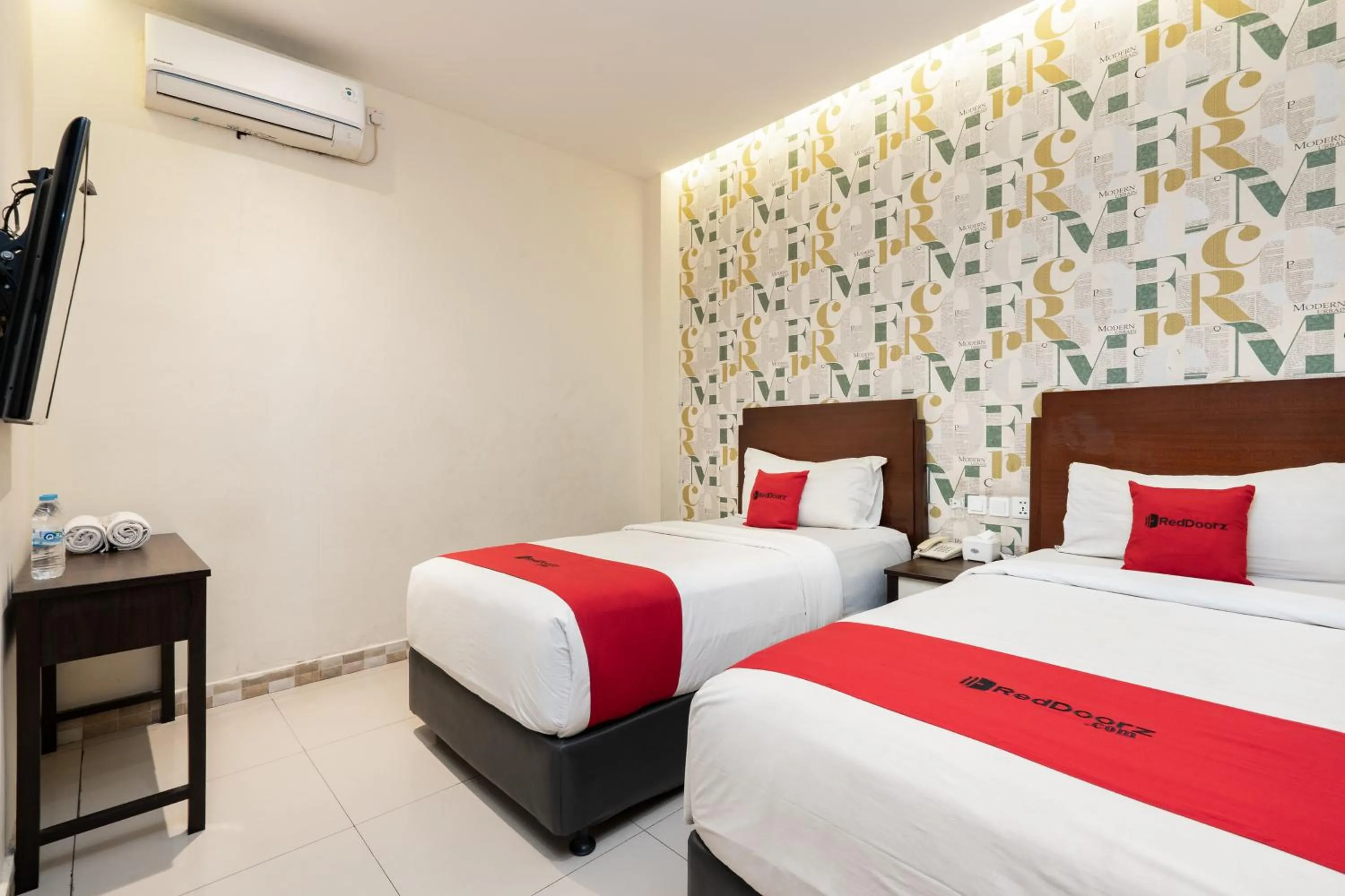 Bedroom, Bed in RedDoorz Plus @ Siradj Salman Samarinda