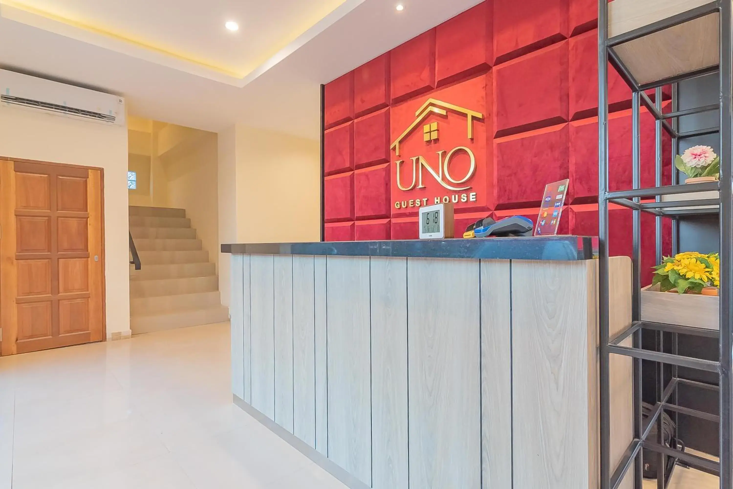 Lobby or reception in RedDoorz Plus @ Siradj Salman Samarinda Lobby or reception in RedDoorz Plus @ Siradj Salman Samarinda