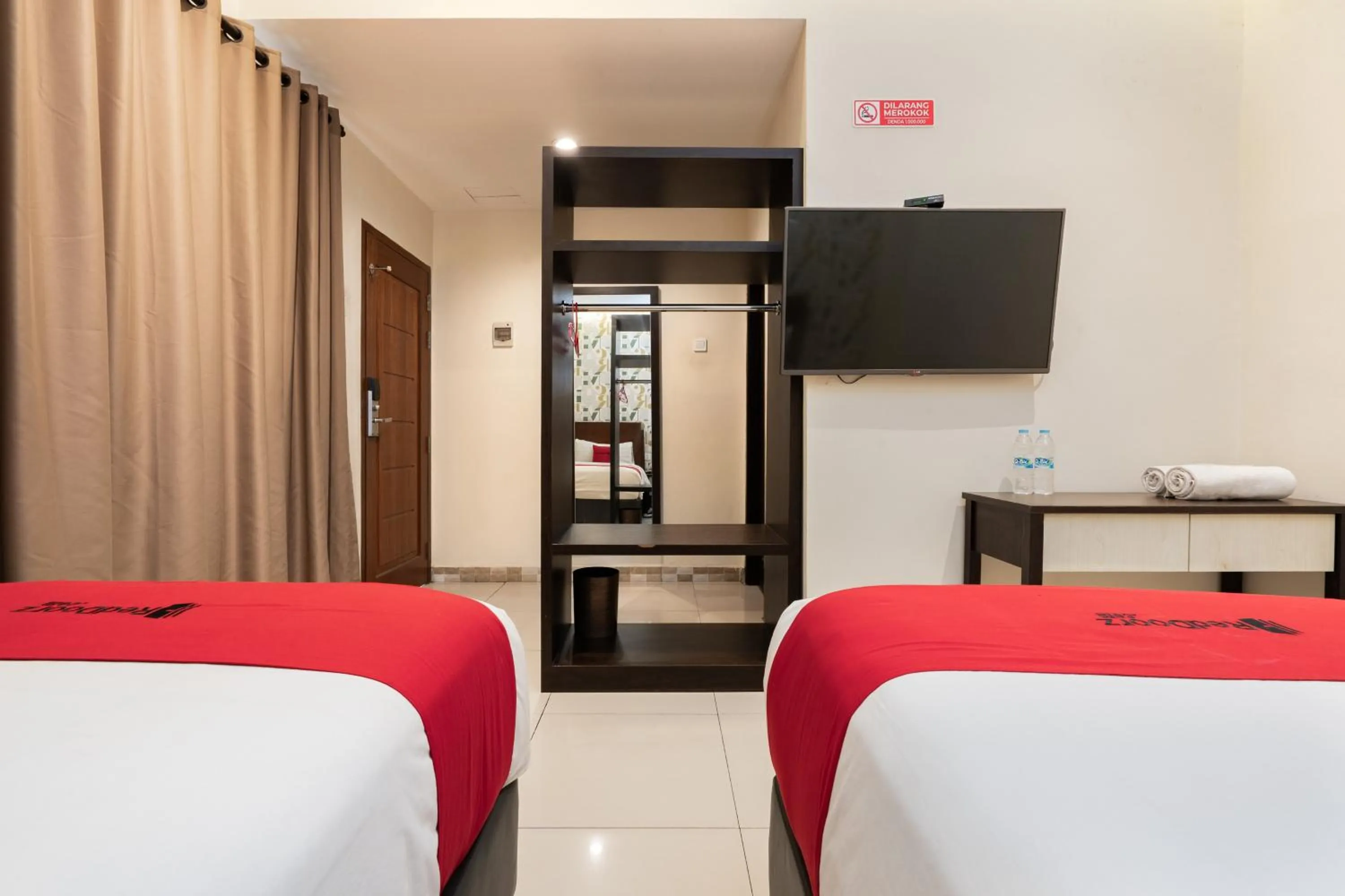 Bedroom, Bed in RedDoorz Plus @ Siradj Salman Samarinda