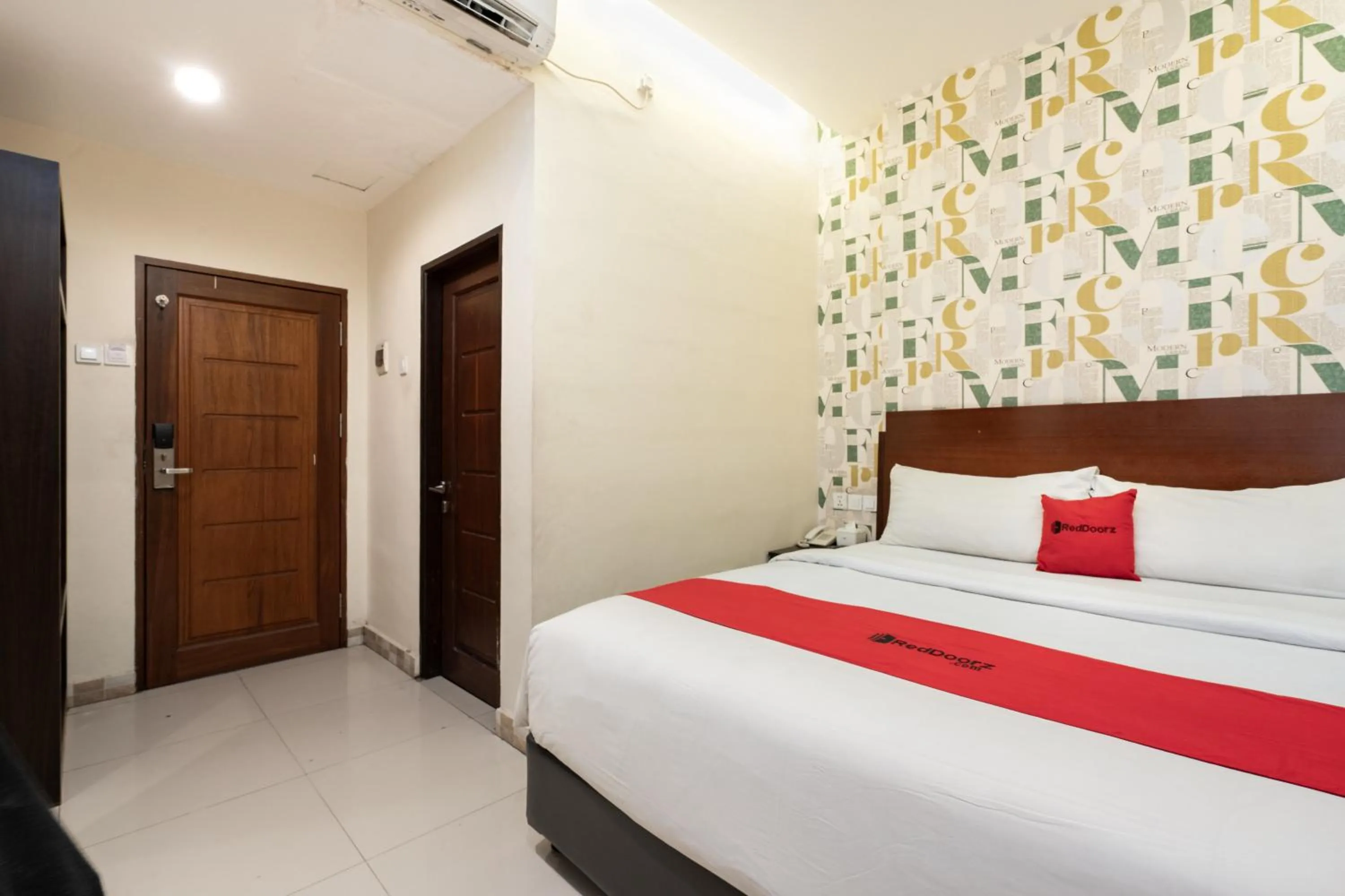 Bedroom, Bed in RedDoorz Plus @ Siradj Salman Samarinda