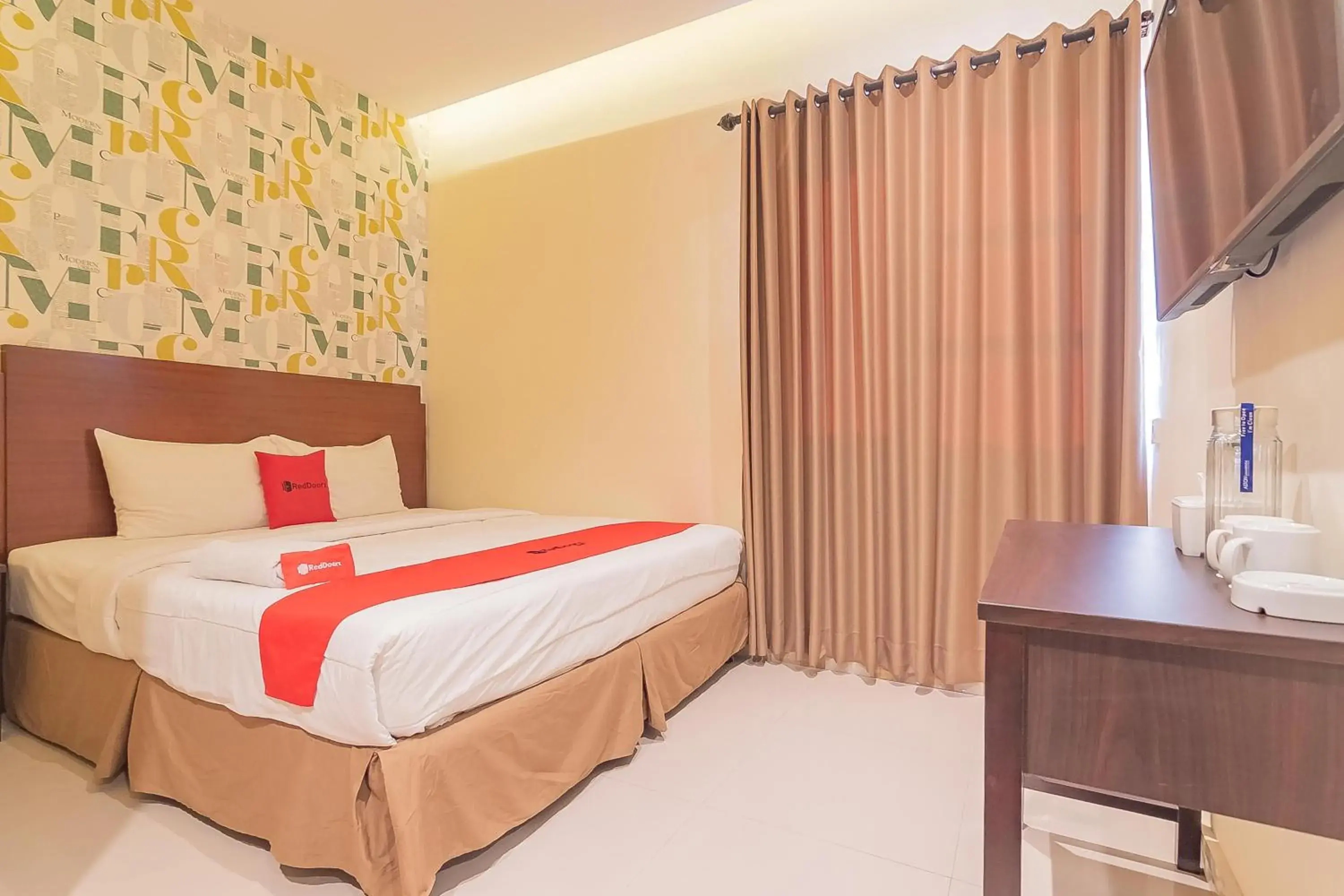 Living room, Bed in RedDoorz Plus @ Siradj Salman Samarinda Living room, Bed in RedDoorz Plus @ Siradj Salman Samarinda