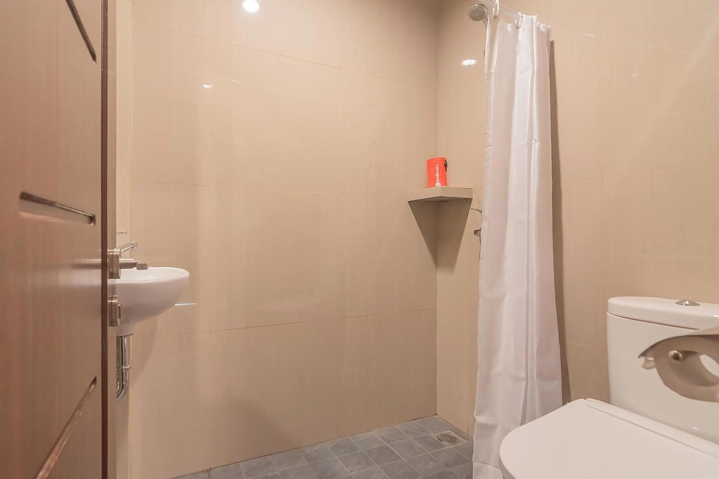 Bathroom in RedDoorz Plus @ Siradj Salman Samarinda