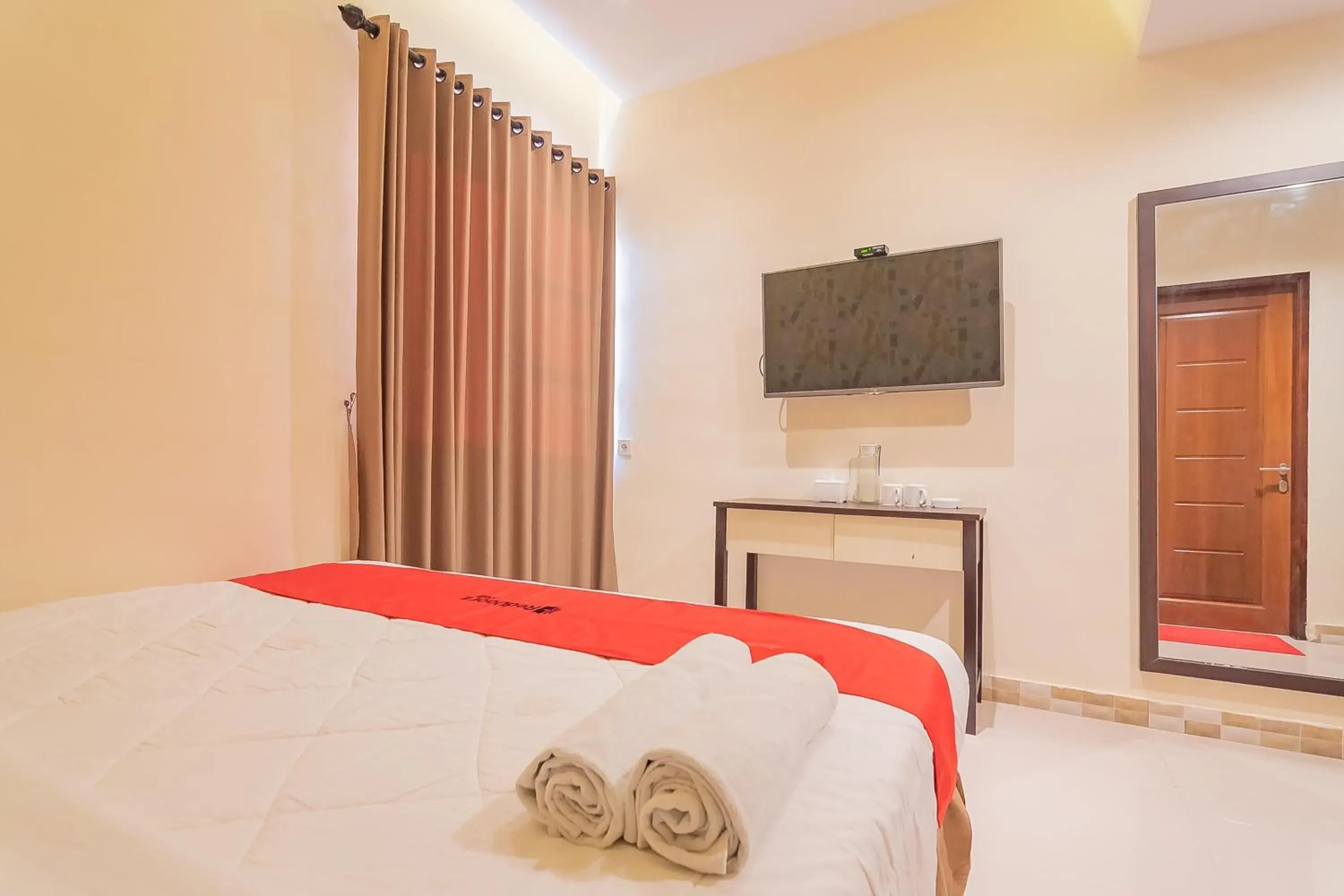 Bedroom, Bed in RedDoorz Plus @ Siradj Salman Samarinda Bedroom, Bed in RedDoorz Plus @ Siradj Salman Samarinda