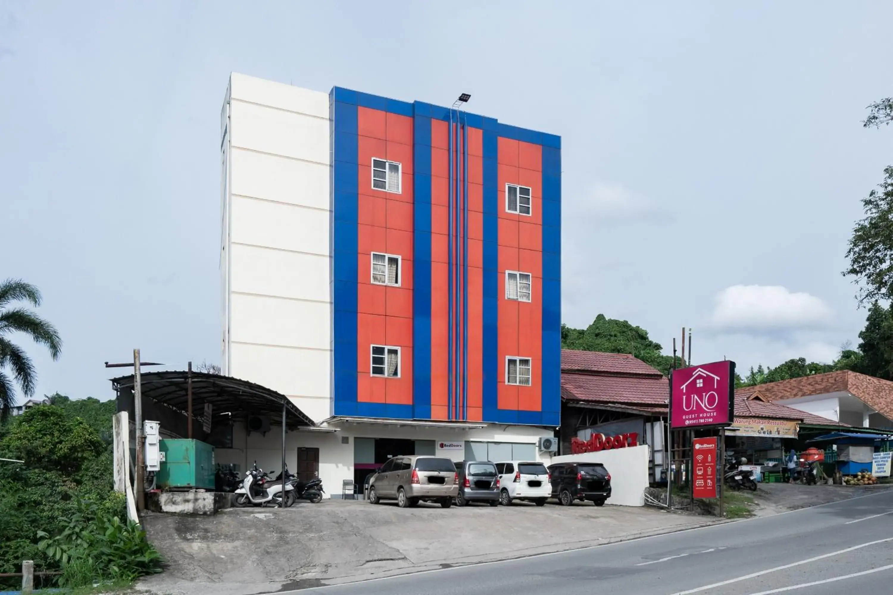 Facade/entrance in RedDoorz Plus @ Siradj Salman Samarinda Facade/entrance in RedDoorz Plus @ Siradj Salman Samarinda