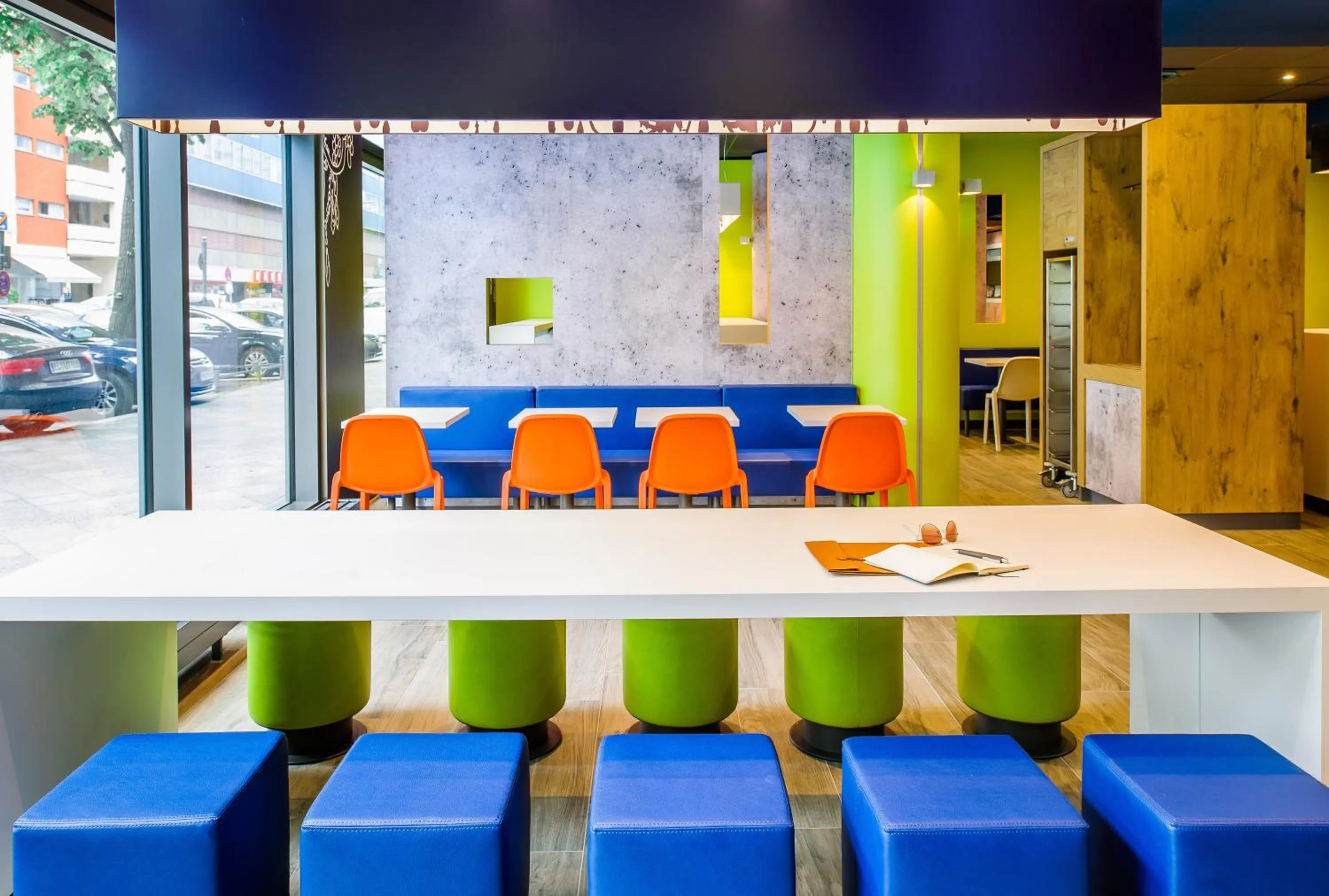 Lounge or bar in ibis budget Karlsruhe