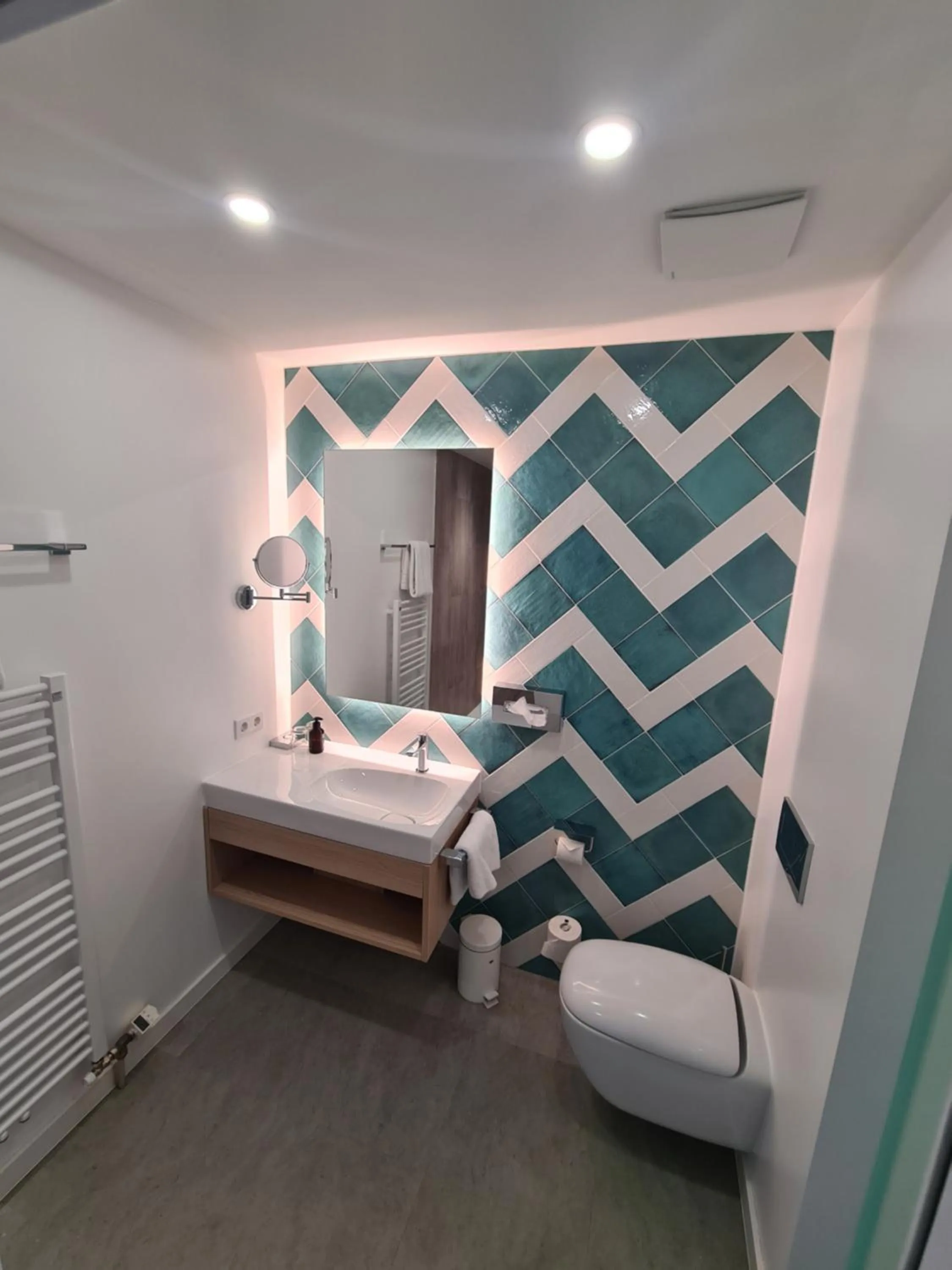 Bathroom, Bed in Stadthotel Engel