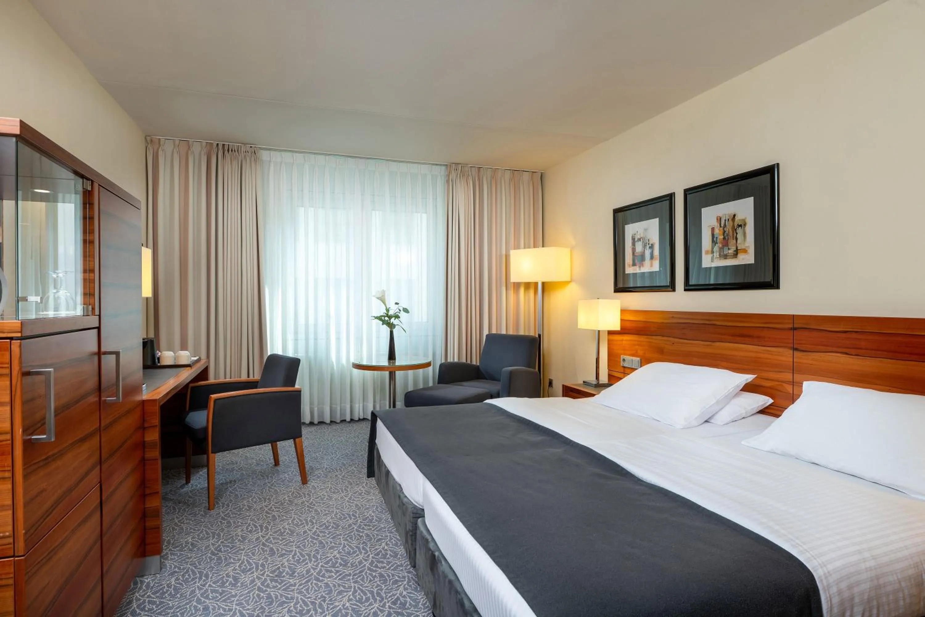 Bedroom, Bed in Maritim Hotel München