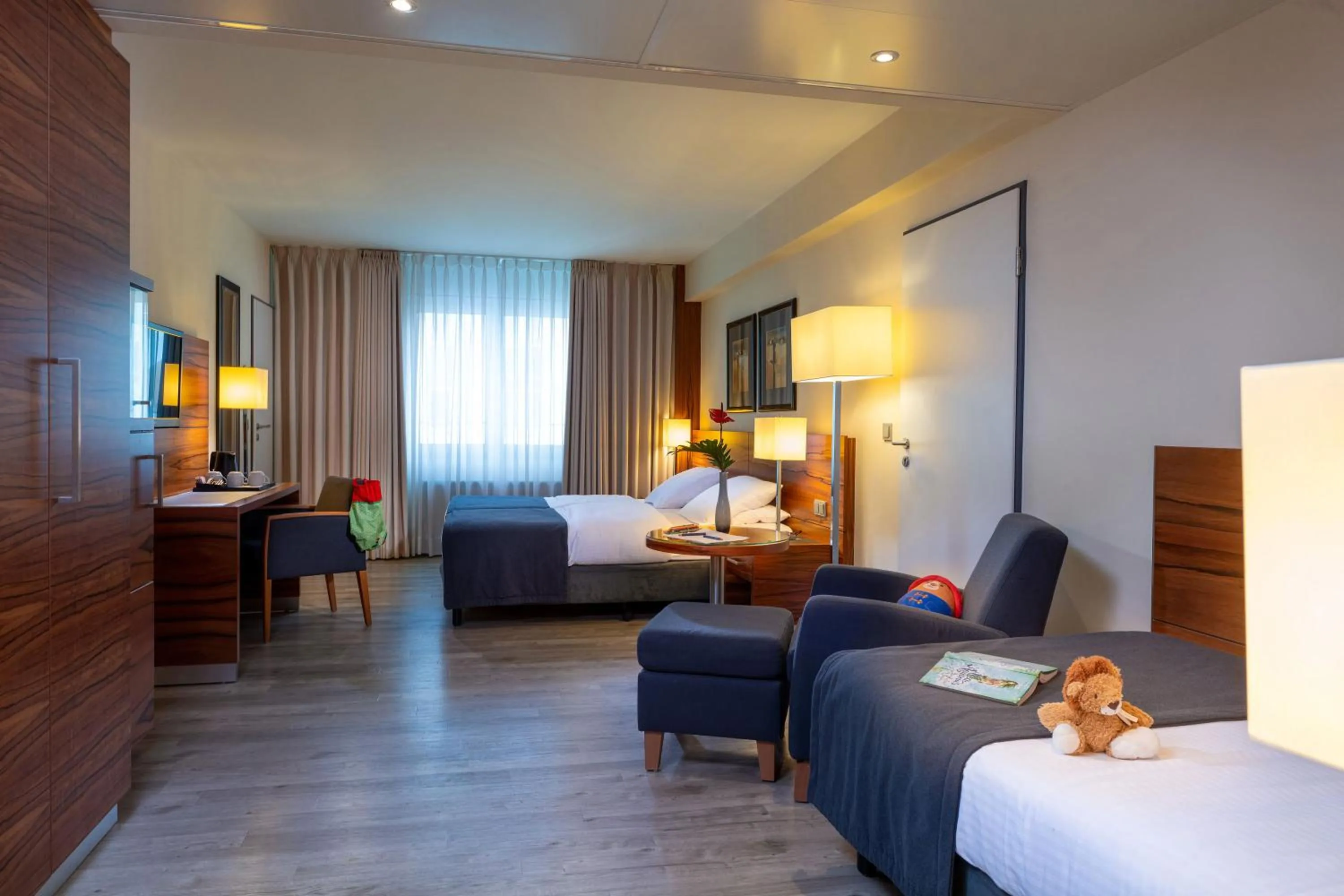 Bedroom, Bed in Maritim Hotel München