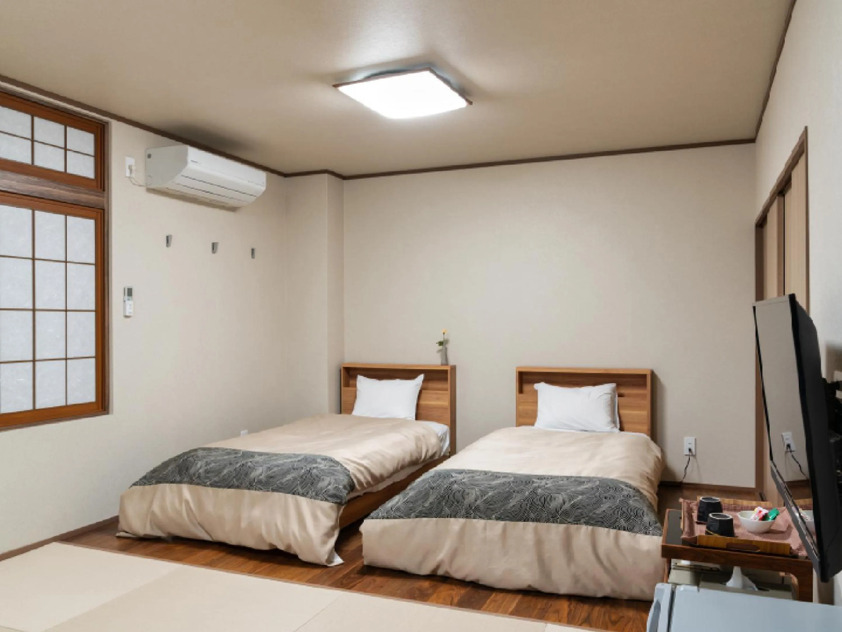 Photo of the whole room, Bed in Shirahama no Yado Daigo