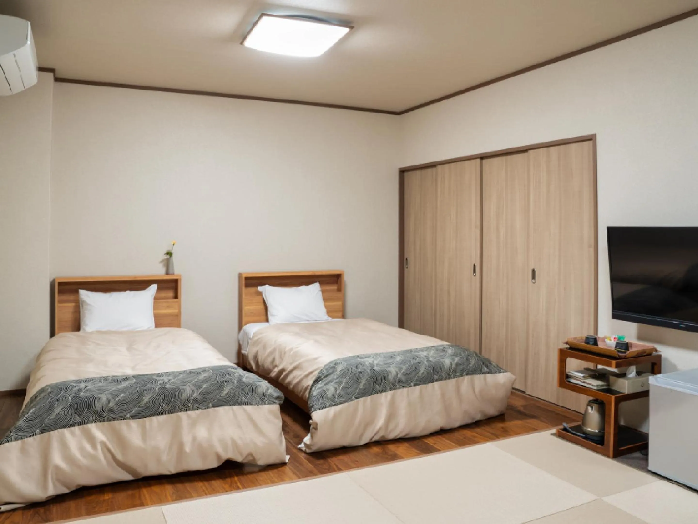 Photo of the whole room, Bed in Shirahama no Yado Daigo