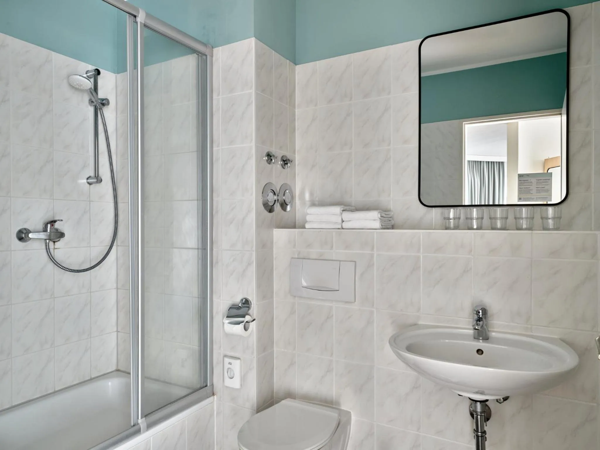 Bathroom in Garner Hotel Berlin - Schöneberg by IHG