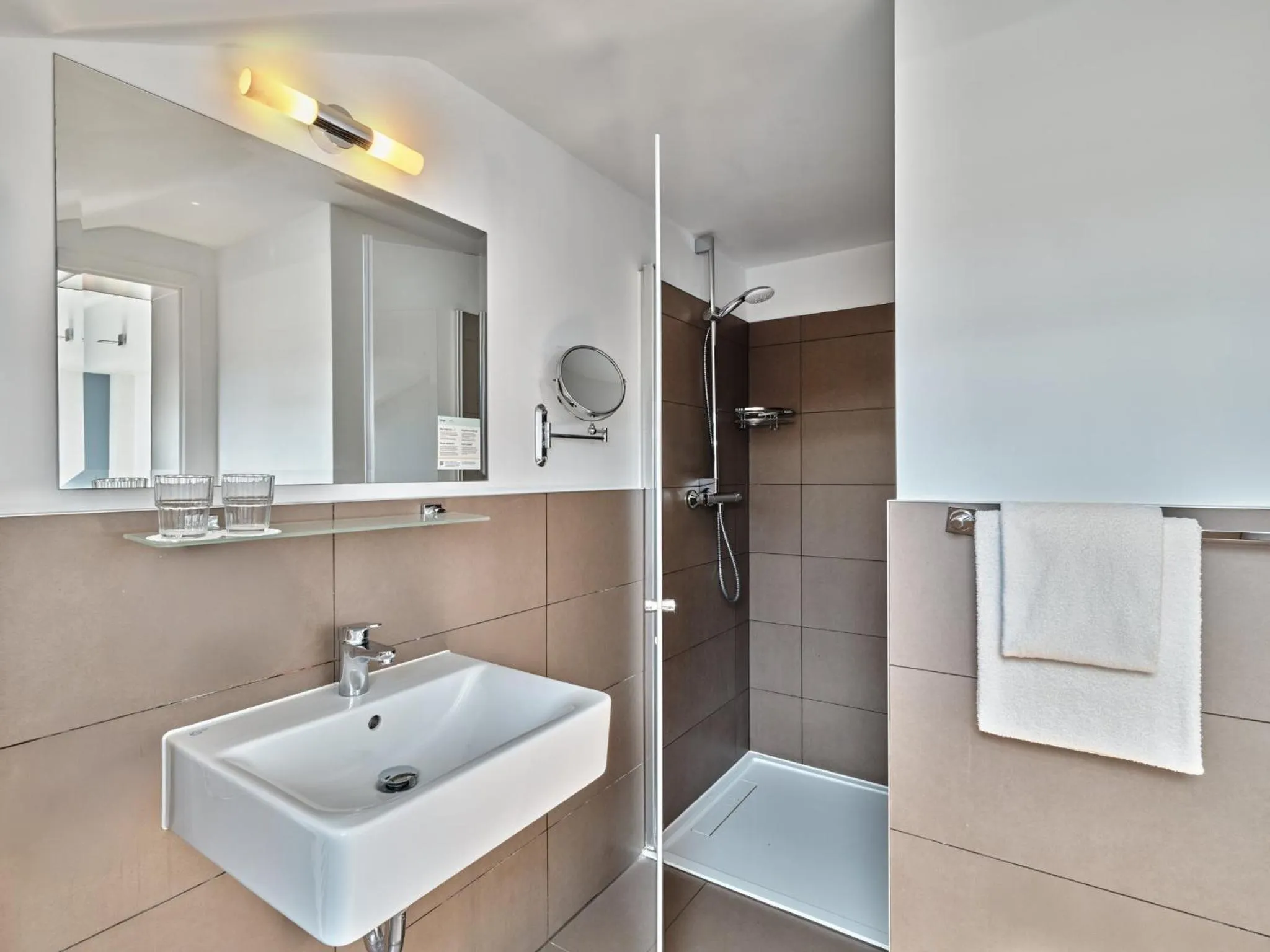 Bathroom in Garner Hotel Berlin - Schöneberg by IHG