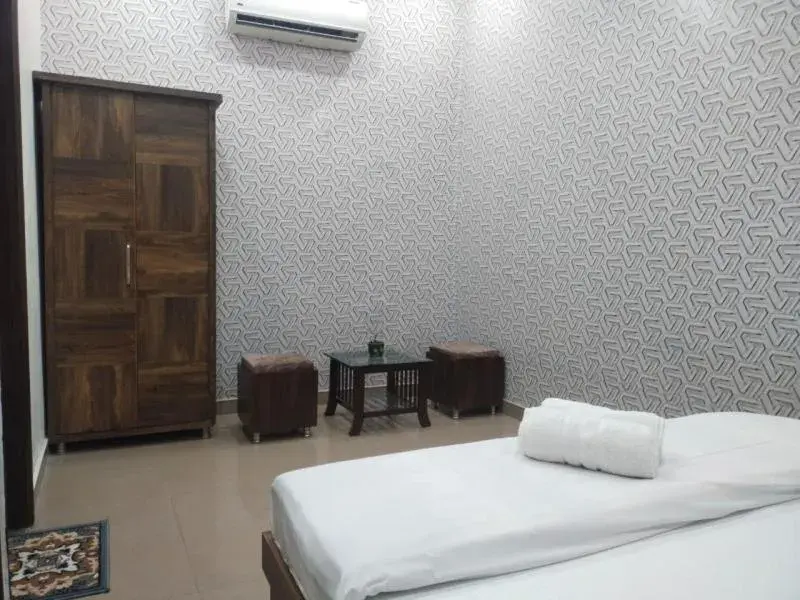 Premium Private A/C Room with Ensuite Bathroom in goSTOPS Amritsar, Chatiwind Gate Premium Private A/C Room with Ensuite Bathroom in goSTOPS Amritsar, Chatiwind Gate