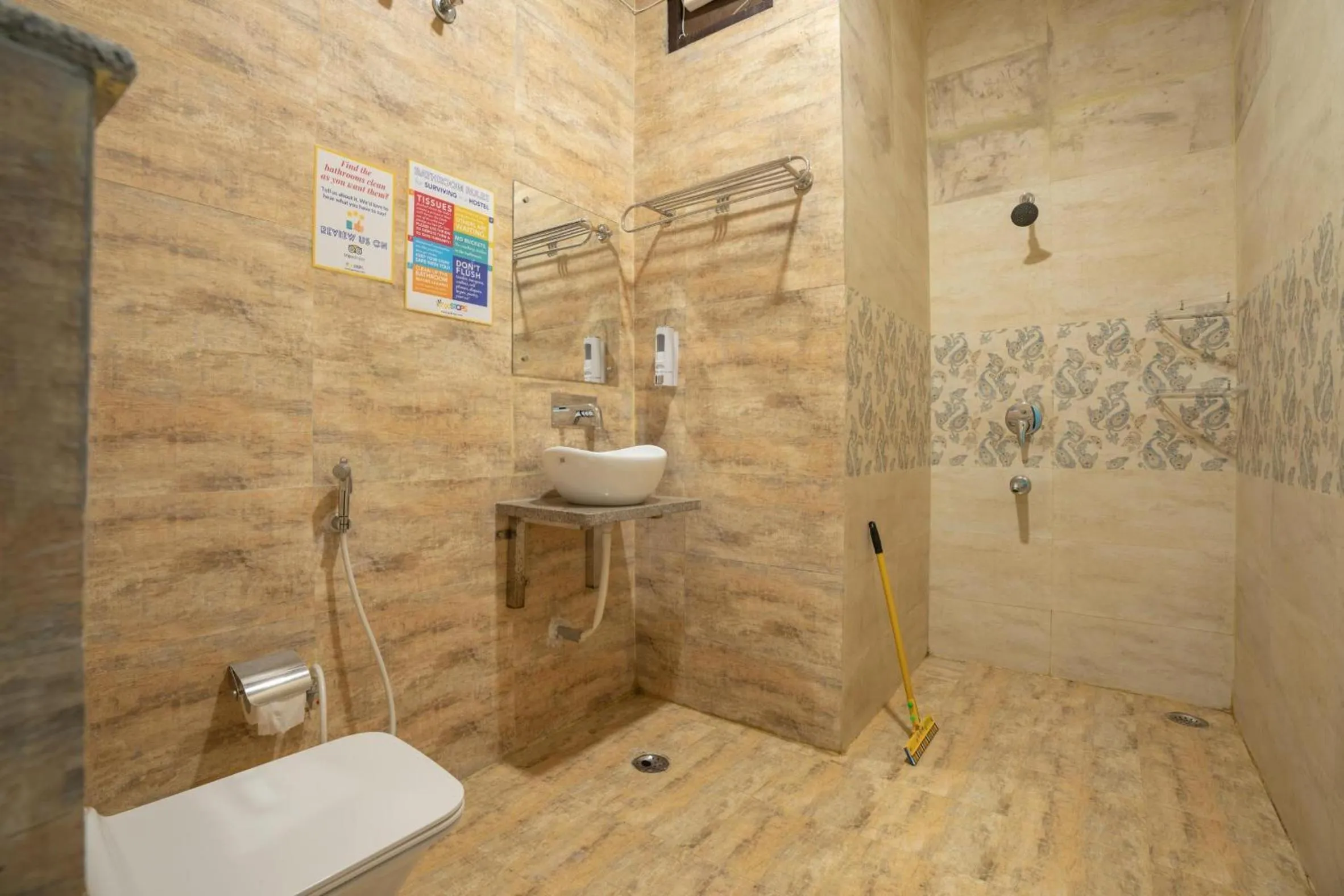 Bathroom in goSTOPS Amritsar, Chatiwind Gate