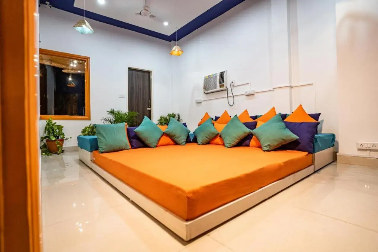 Seating area, Bed in goSTOPS Amritsar, Chatiwind Gate Seating area, Bed in goSTOPS Amritsar, Chatiwind Gate