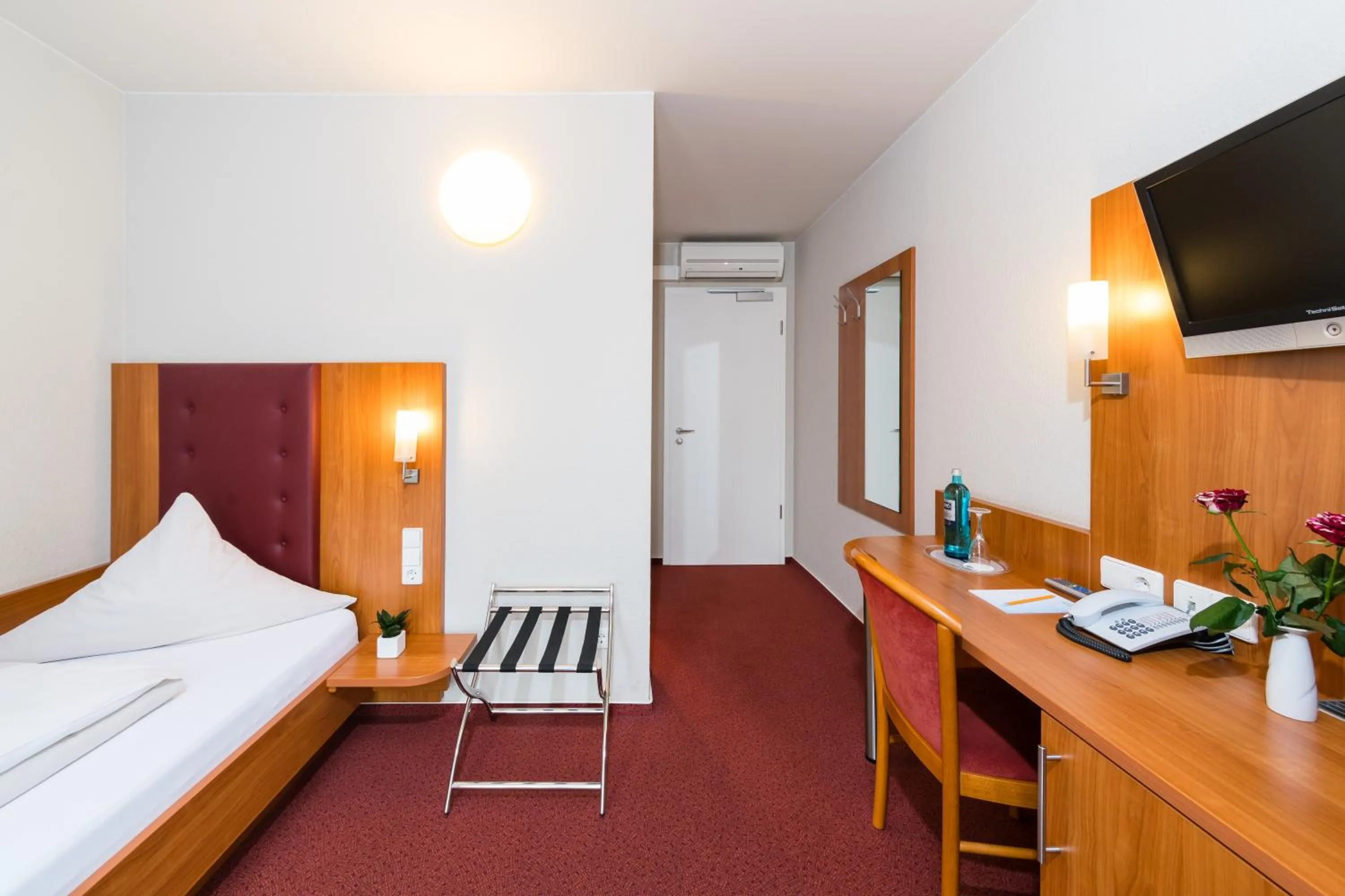 TV and multimedia, Bed in Hotel Restaurant Vater Rhein