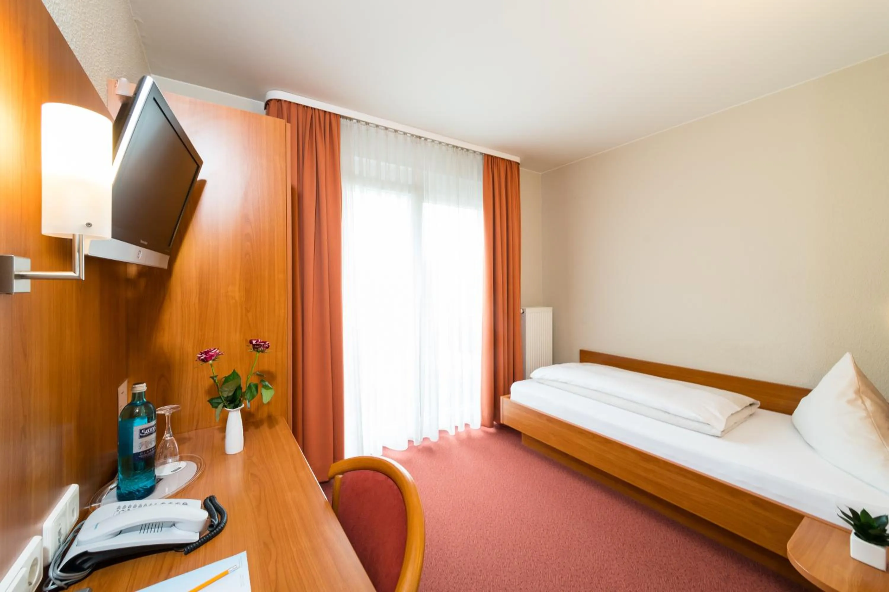 TV and multimedia, Bed in Hotel Restaurant Vater Rhein