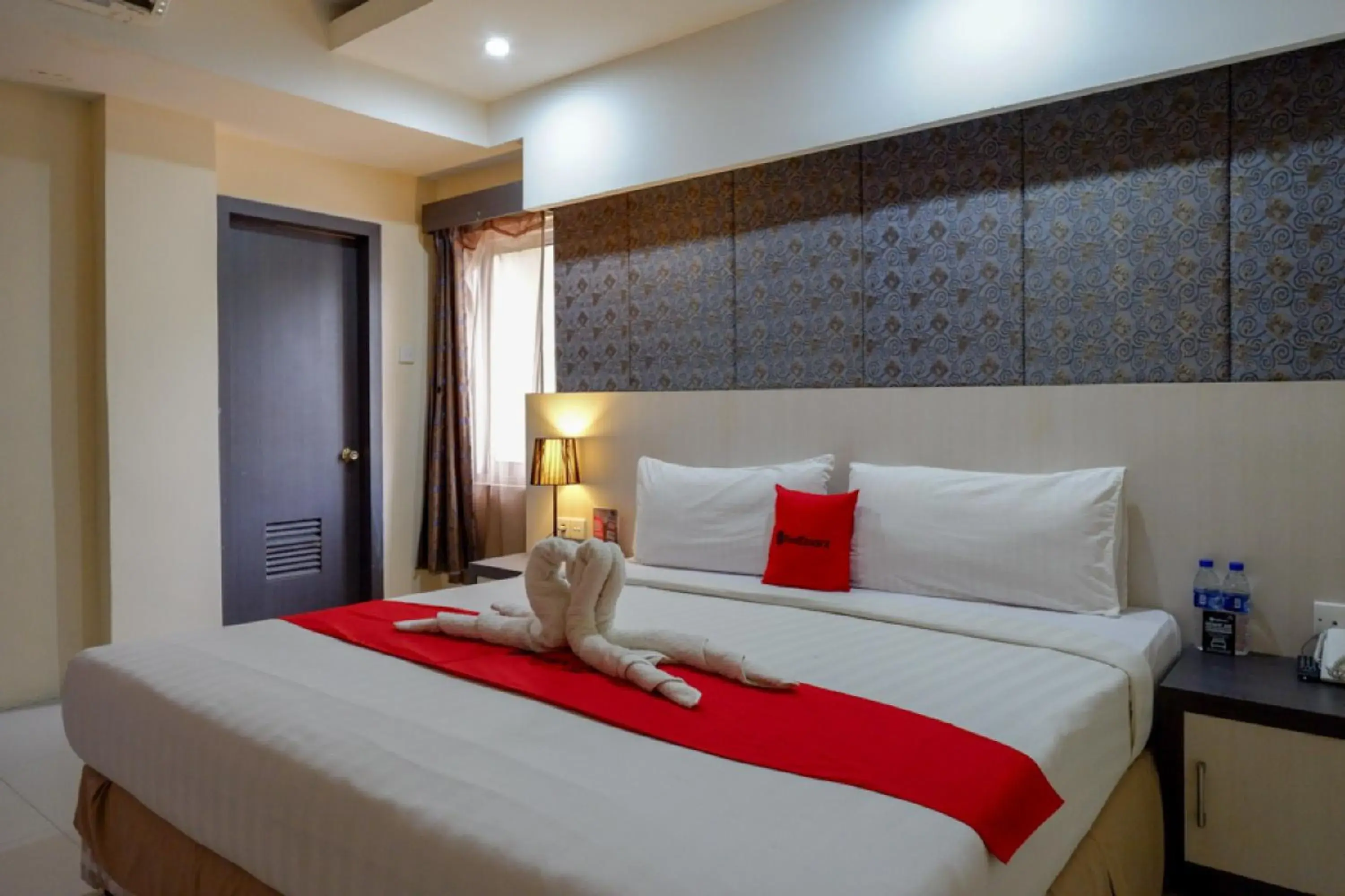 Superior Double Room in RedDoorz Plus near Hotel Benua Kendari Superior Double Room in RedDoorz Plus near Hotel Benua Kendari