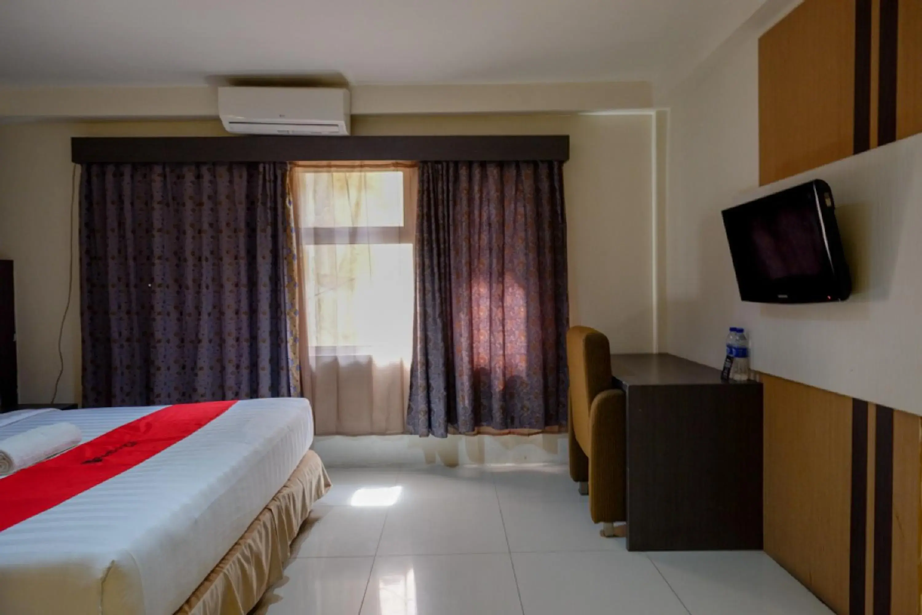 Bedroom, Bed in RedDoorz Plus near Hotel Benua Kendari Bedroom, Bed in RedDoorz Plus near Hotel Benua Kendari