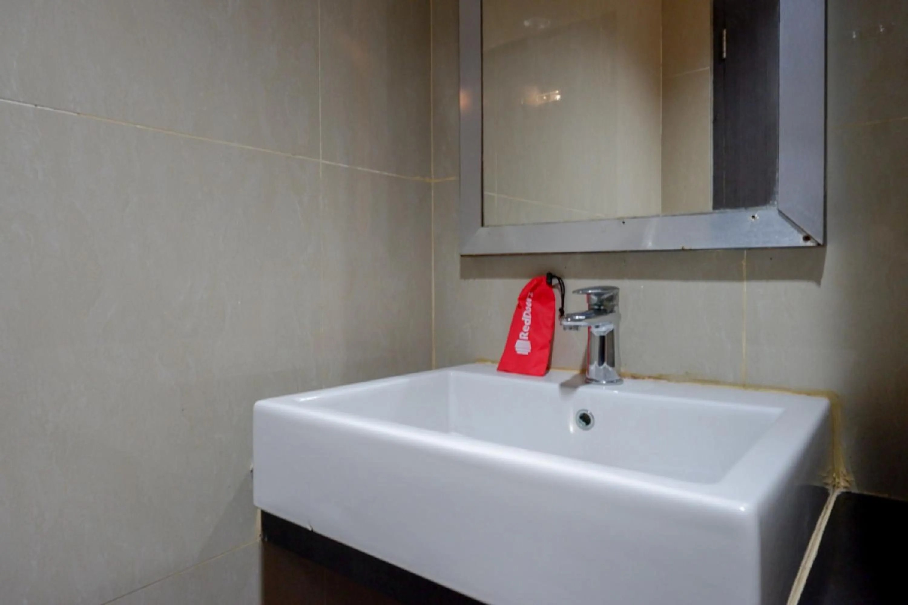 Bathroom in RedDoorz Plus near Hotel Benua Kendari