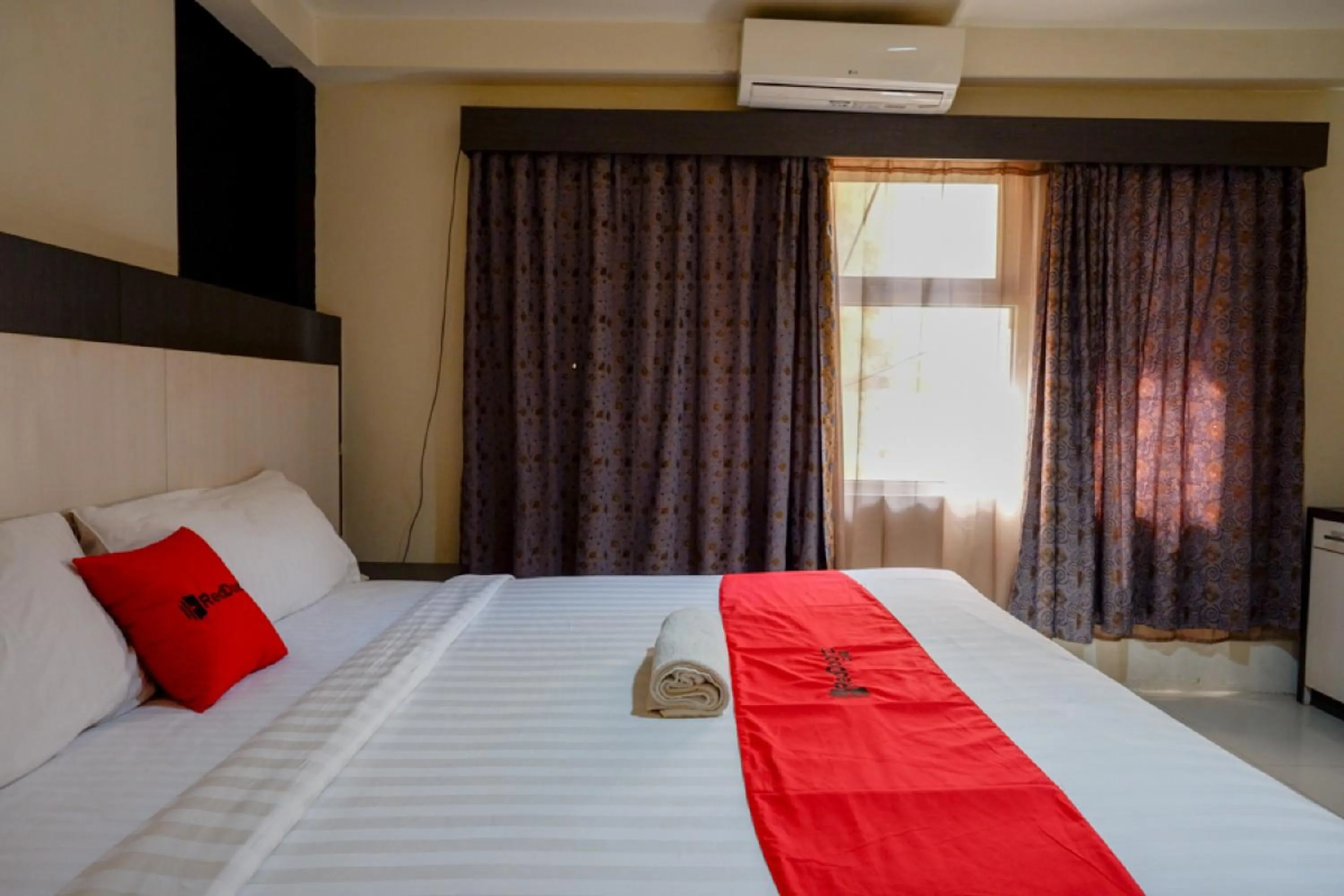 Bedroom, Bed in RedDoorz Plus near Hotel Benua Kendari