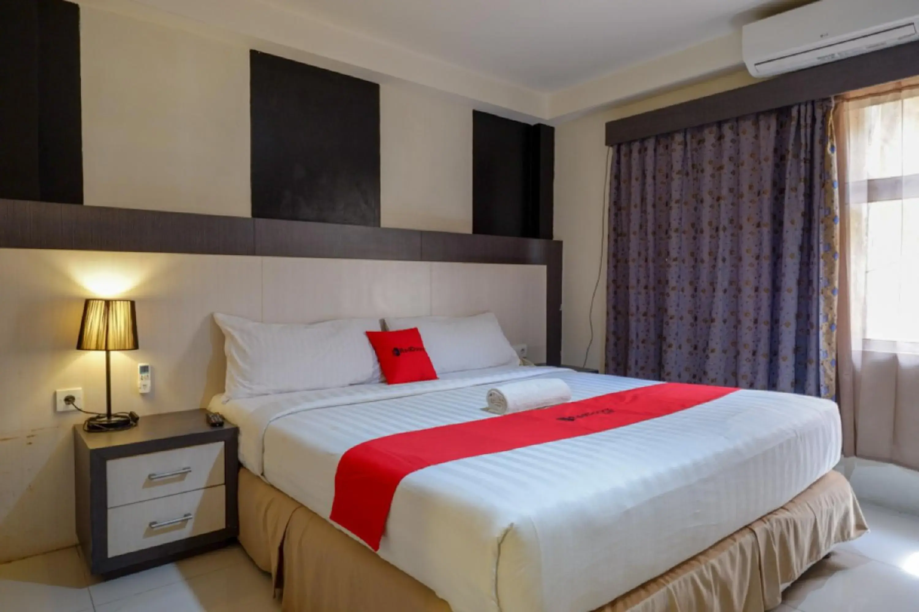 Bedroom, Bed in RedDoorz Plus near Hotel Benua Kendari Bedroom, Bed in RedDoorz Plus near Hotel Benua Kendari