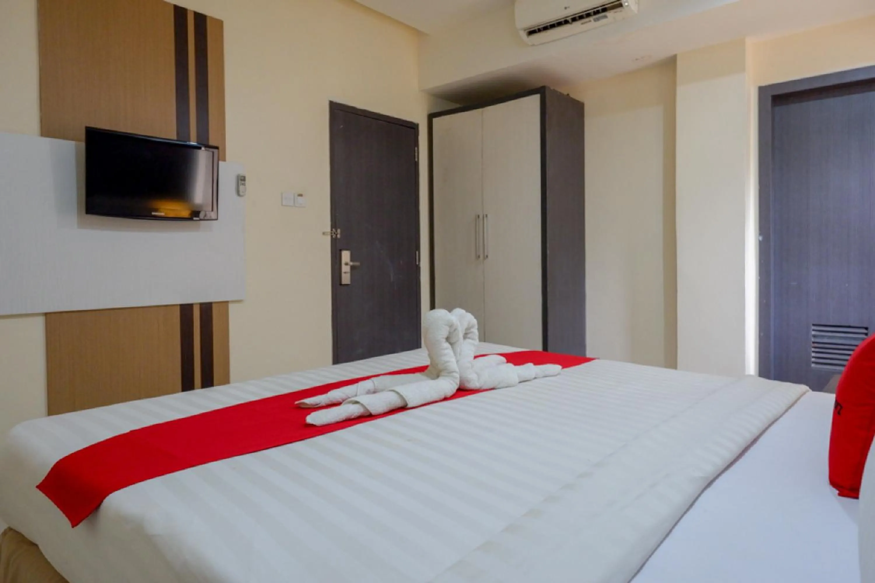Bedroom, Bed in RedDoorz Plus near Hotel Benua Kendari