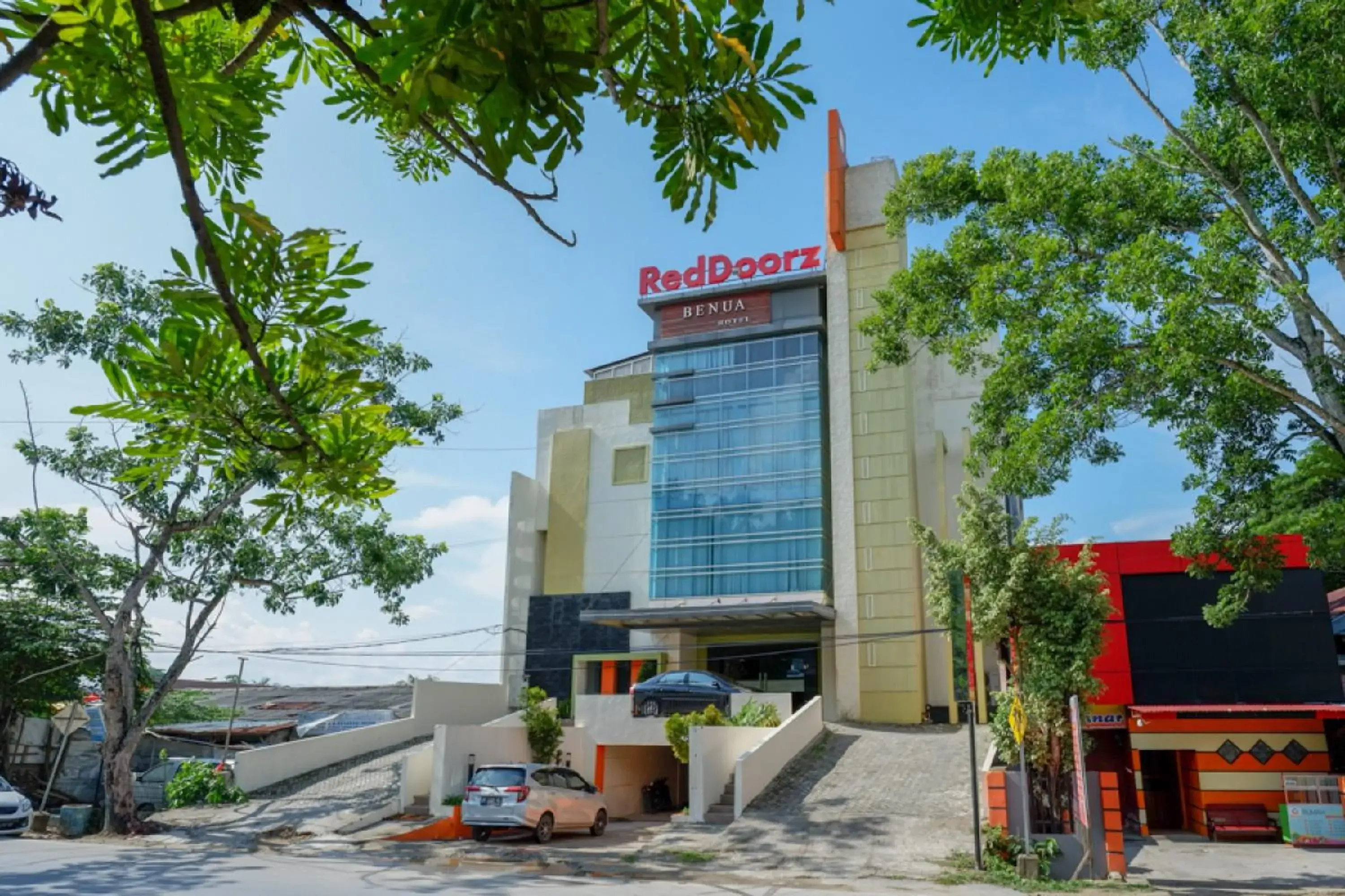 Facade/entrance in RedDoorz Plus near Hotel Benua Kendari Facade/entrance in RedDoorz Plus near Hotel Benua Kendari