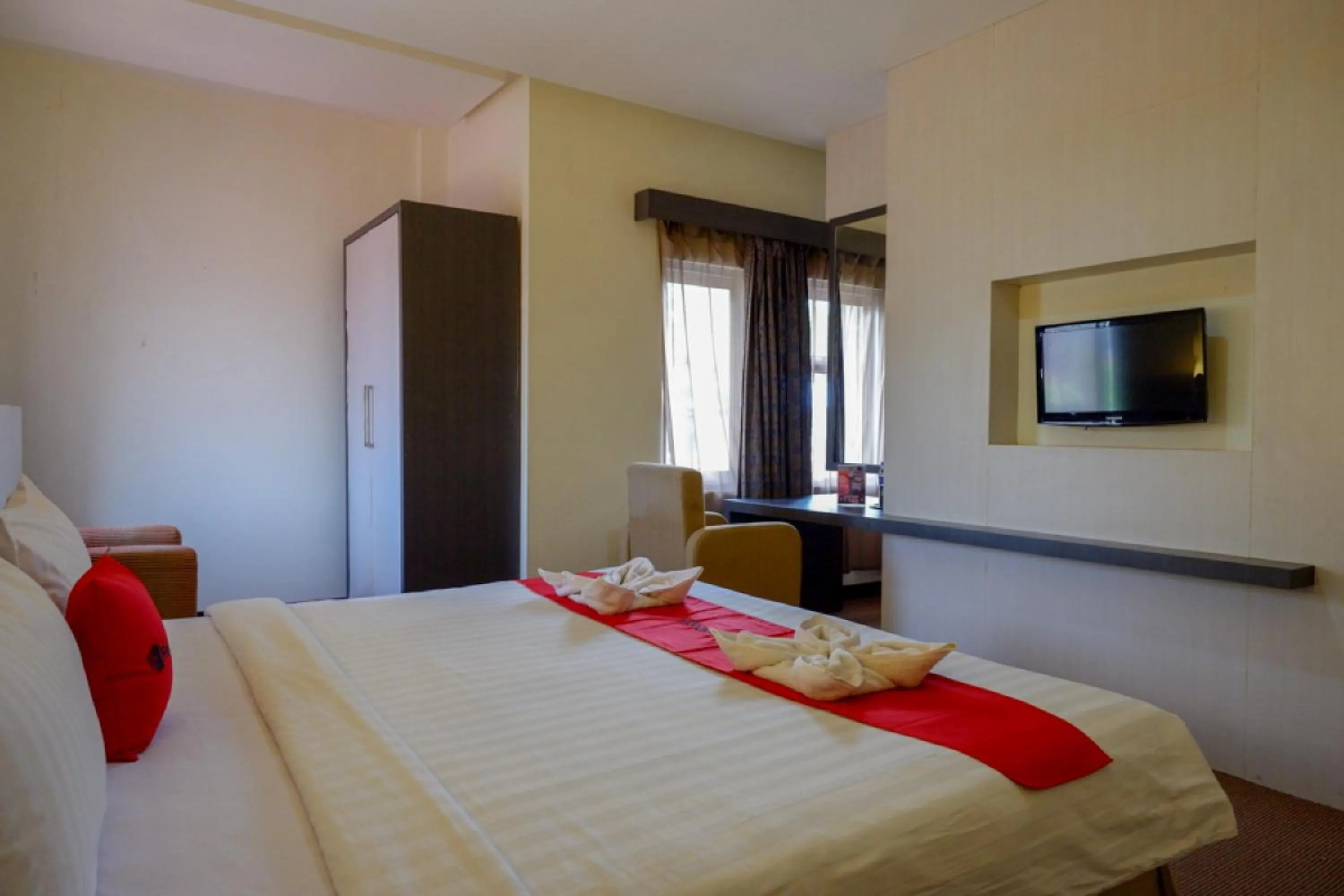 Bedroom, Bed in RedDoorz Plus near Hotel Benua Kendari