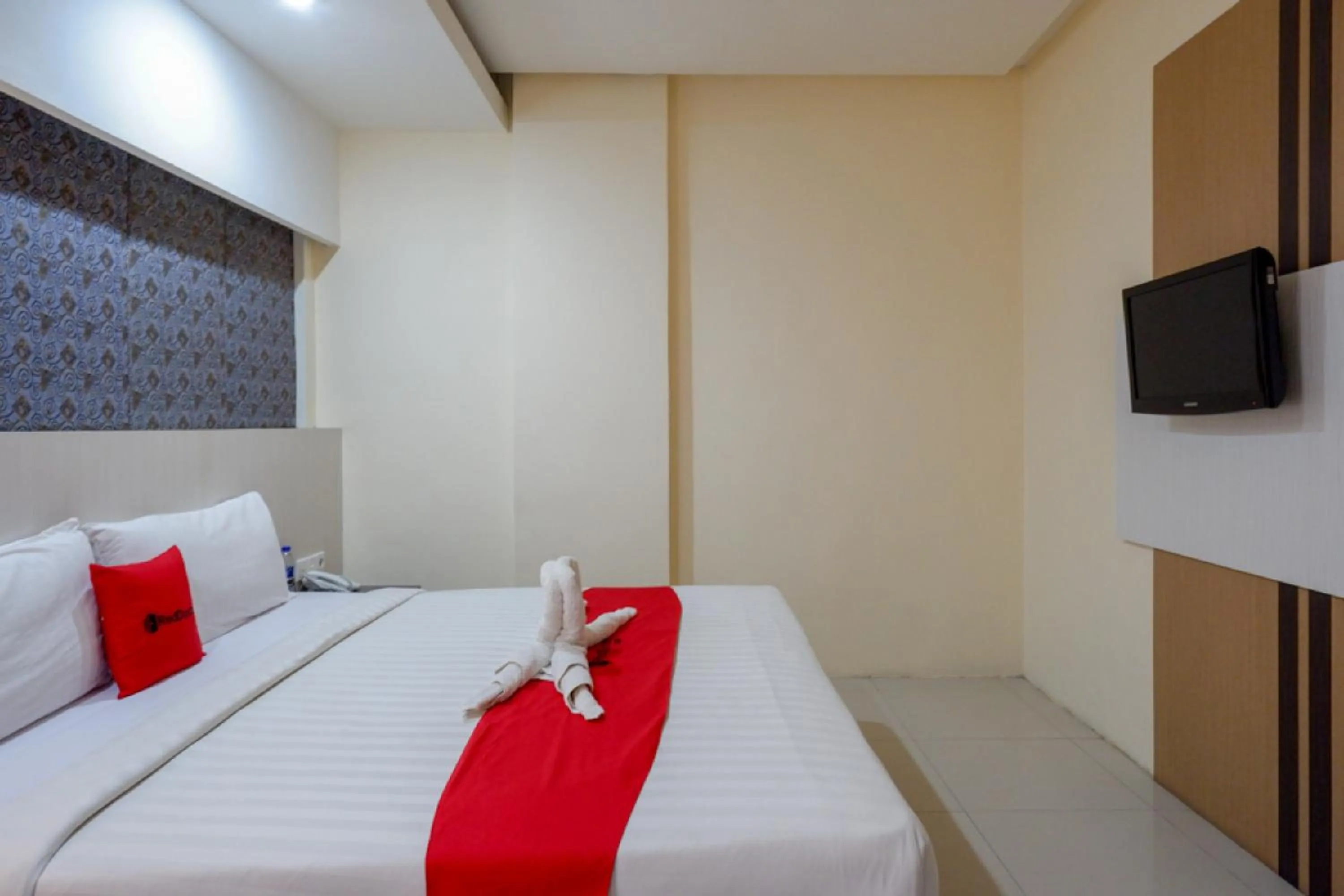 Bedroom, Bed in RedDoorz Plus near Hotel Benua Kendari