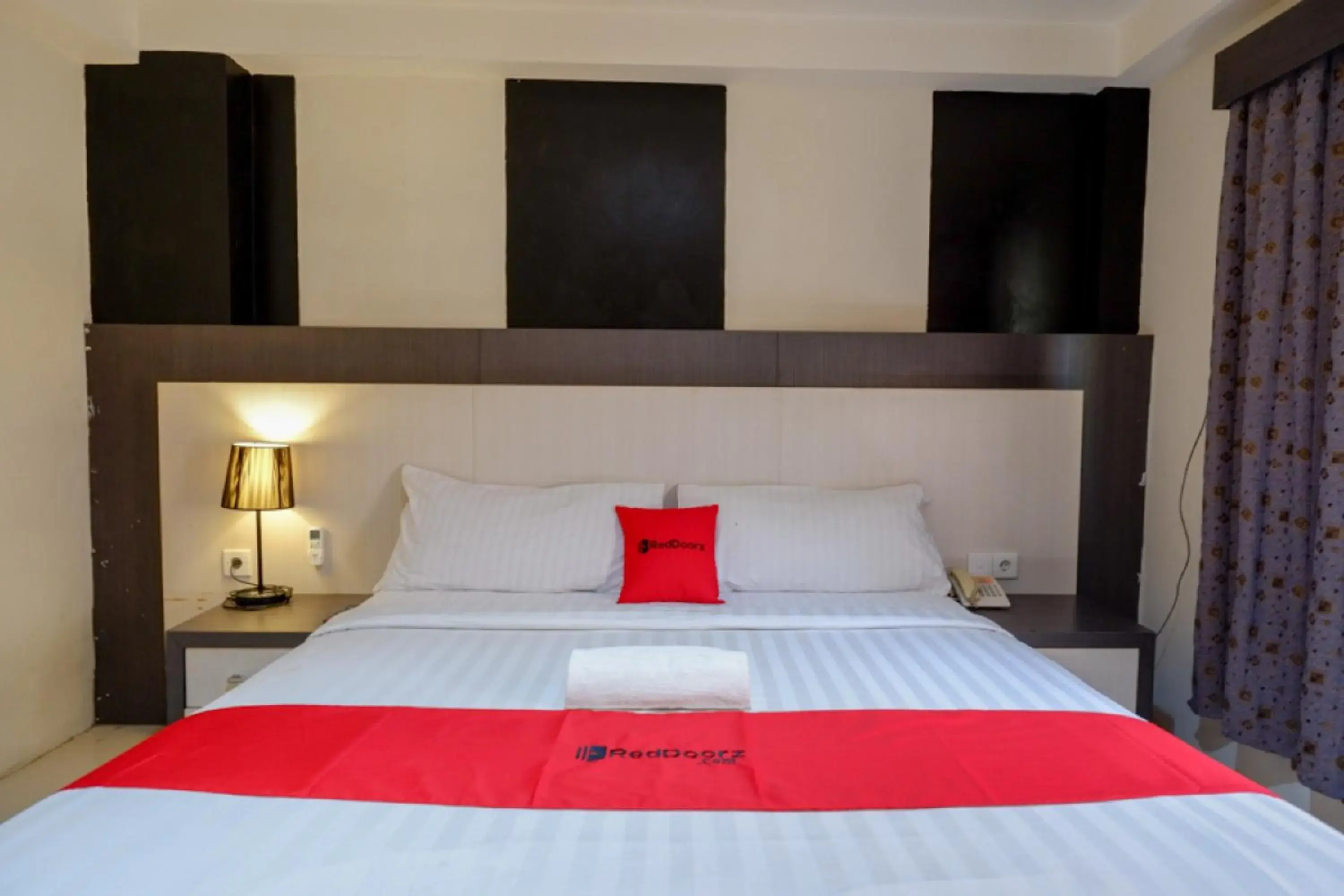 Bedroom, Bed in RedDoorz Plus near Hotel Benua Kendari Bedroom, Bed in RedDoorz Plus near Hotel Benua Kendari