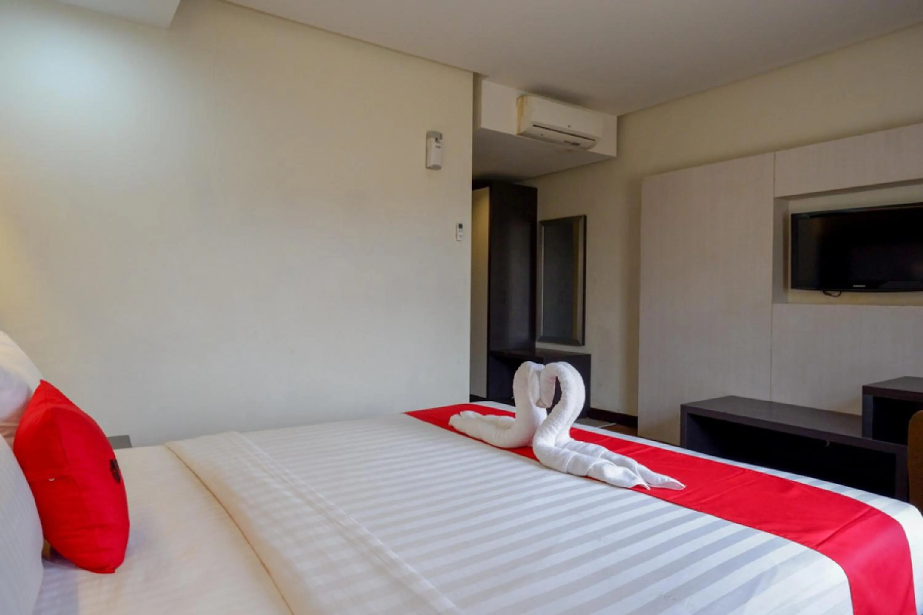 Bedroom, Bed in RedDoorz Plus near Hotel Benua Kendari