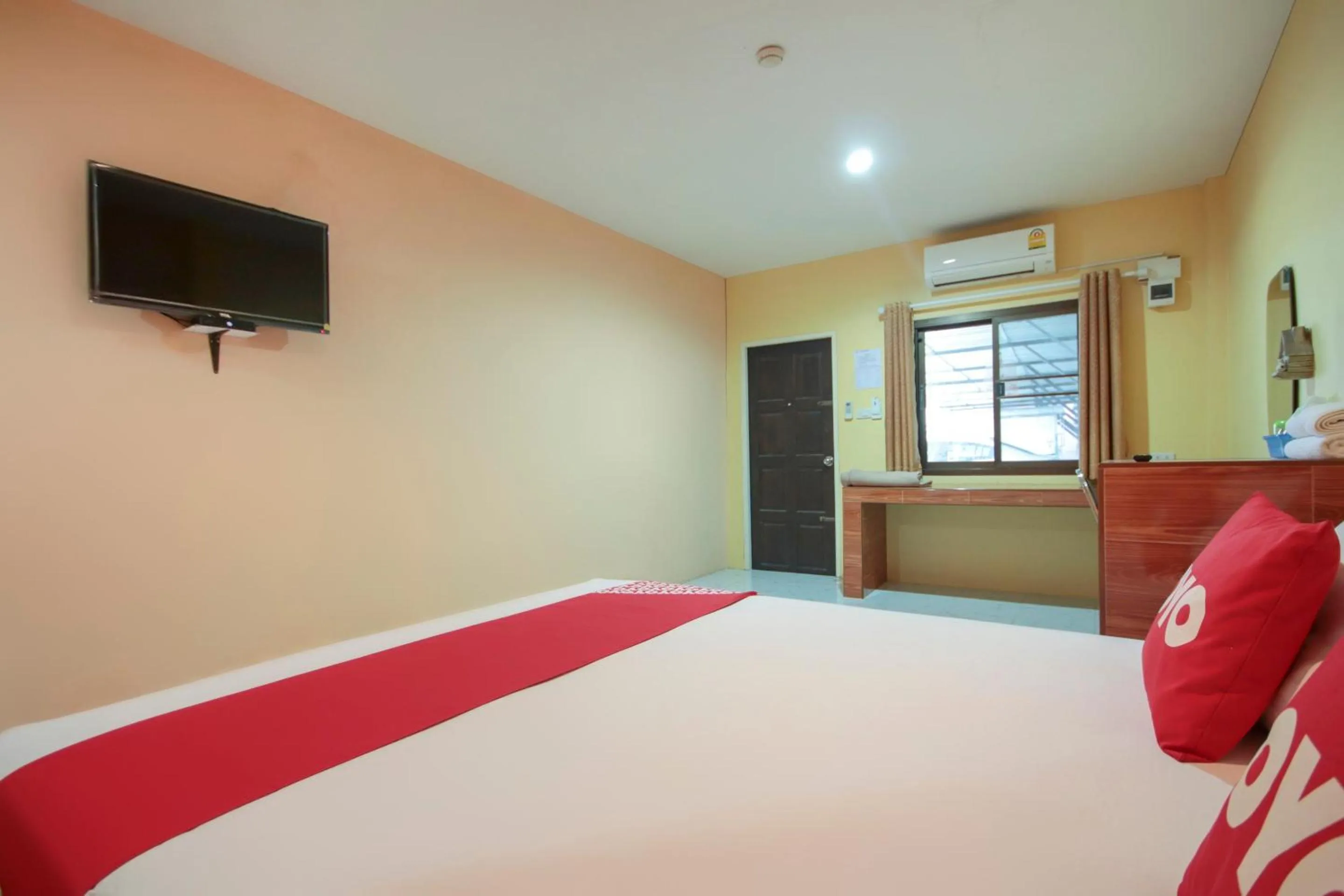 Bedroom, Bed in OYO 682 Fishering Home