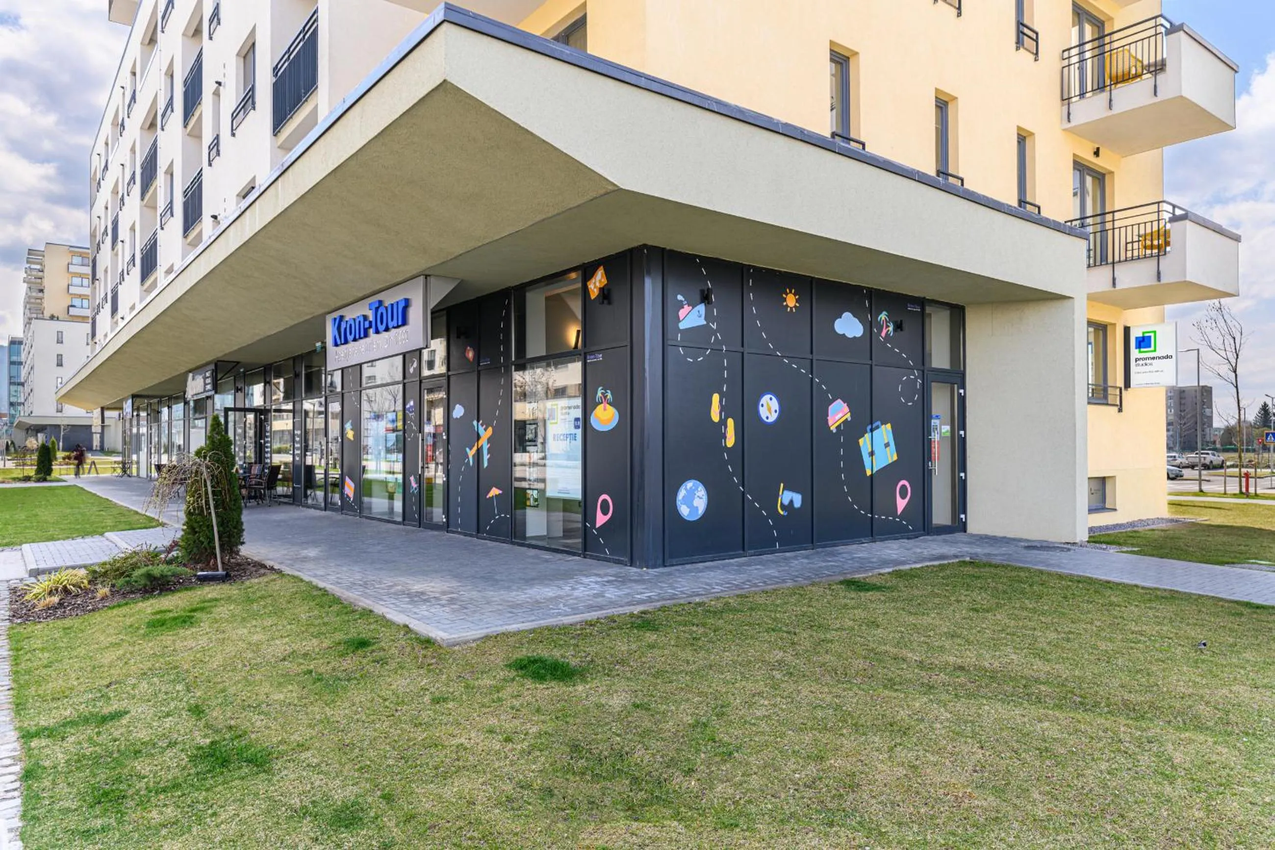 Property building in Promenada Studios