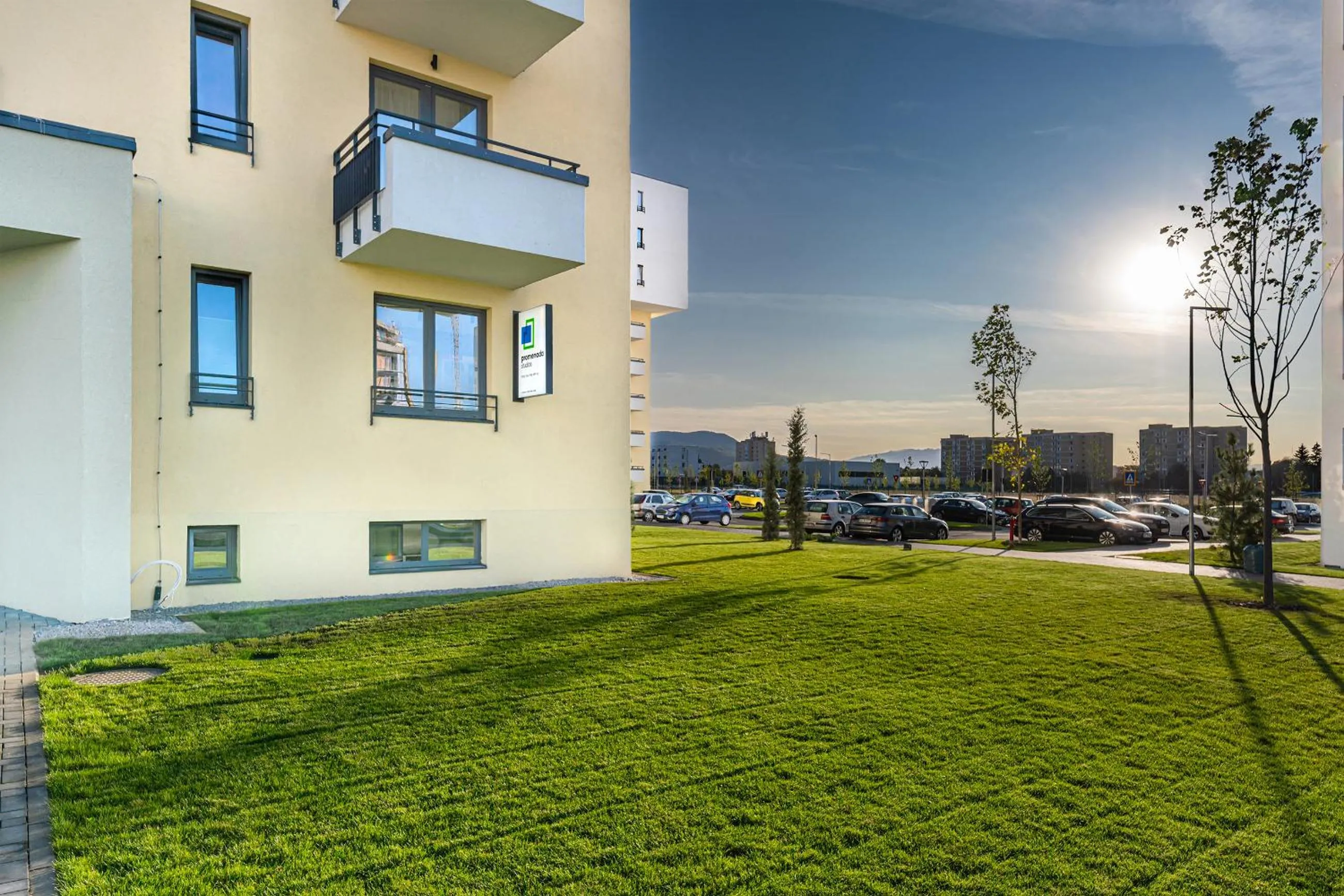 Property building in Promenada Studios