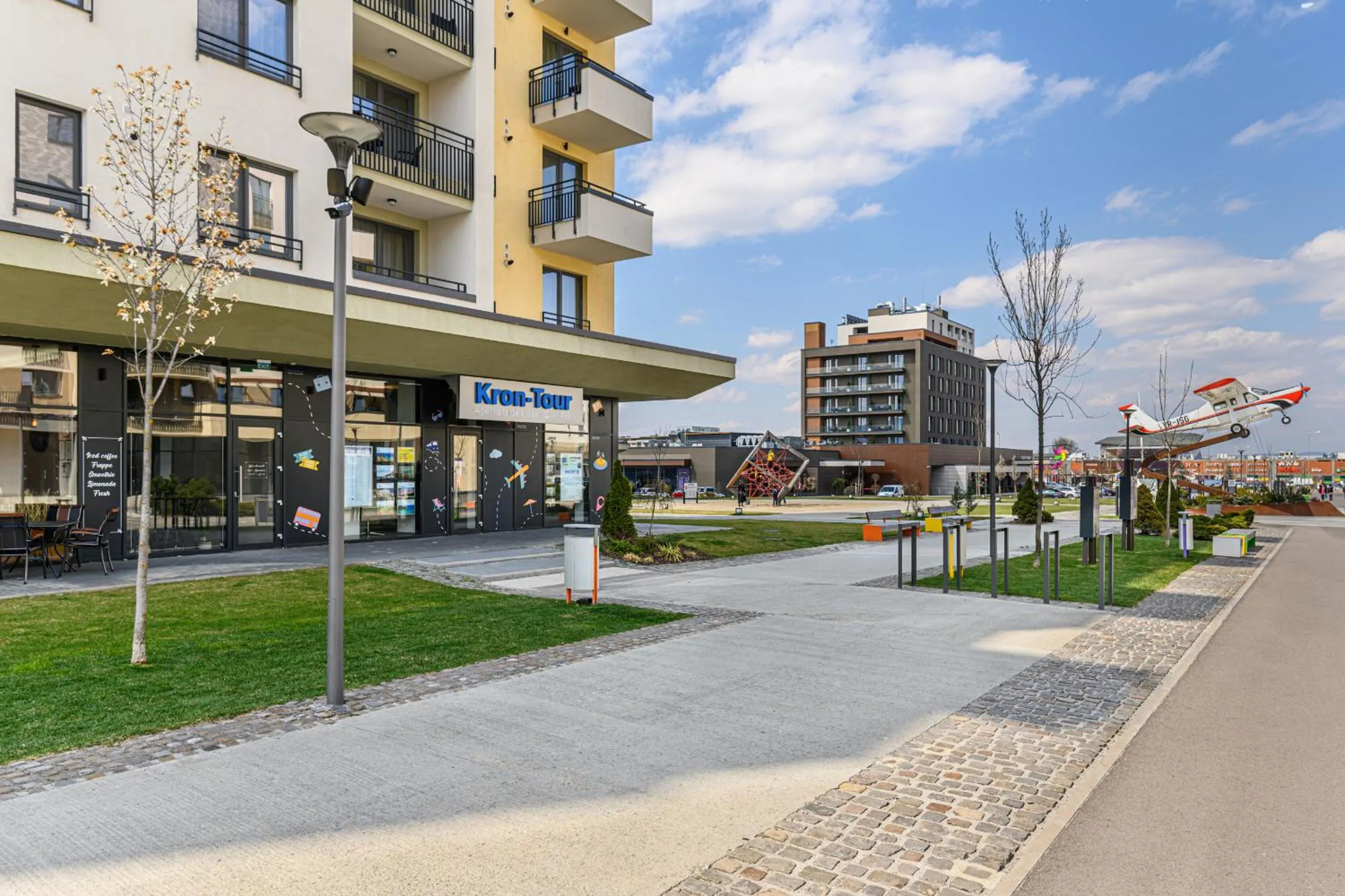 Property building in Promenada Studios