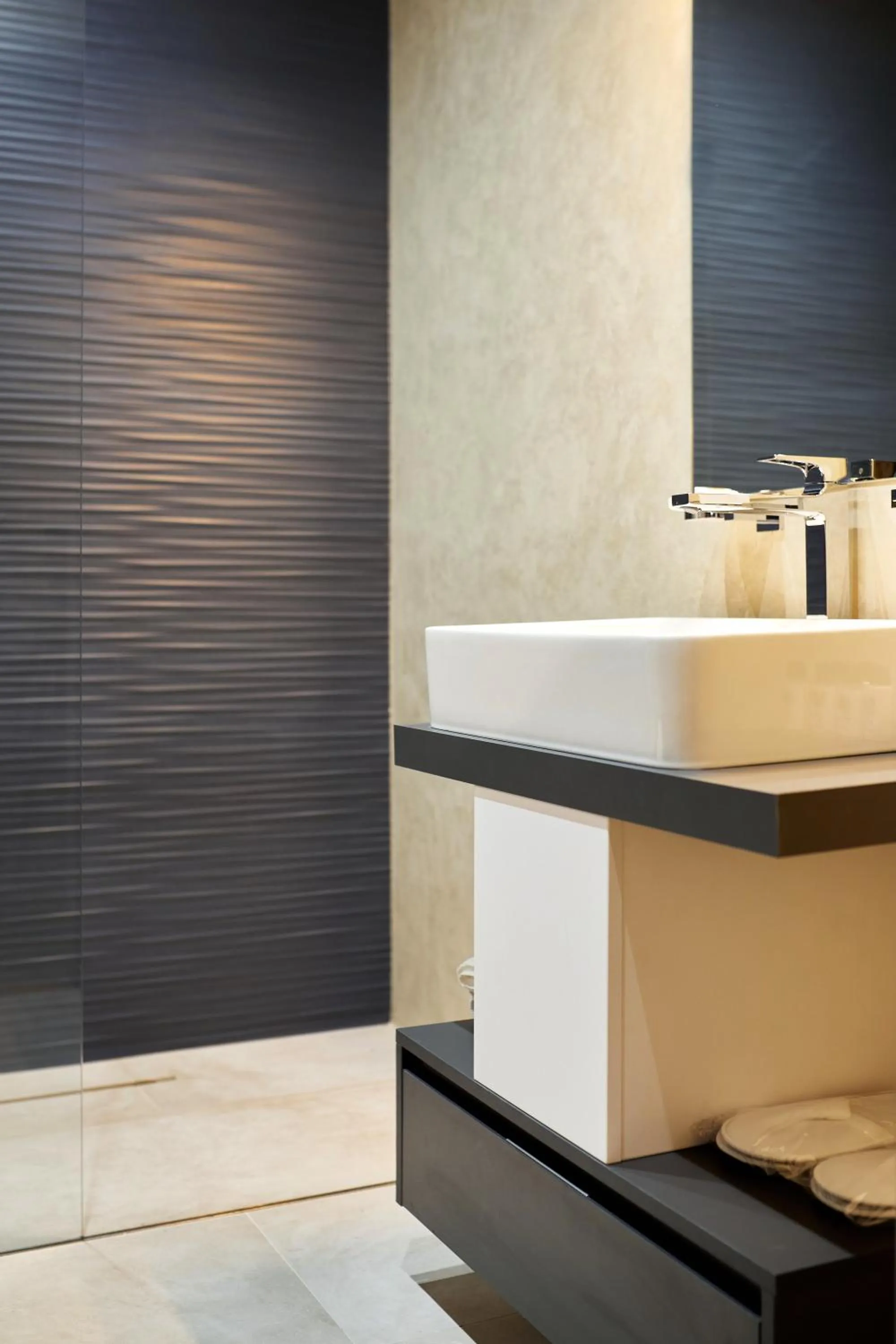 Shower in Promenada Studios