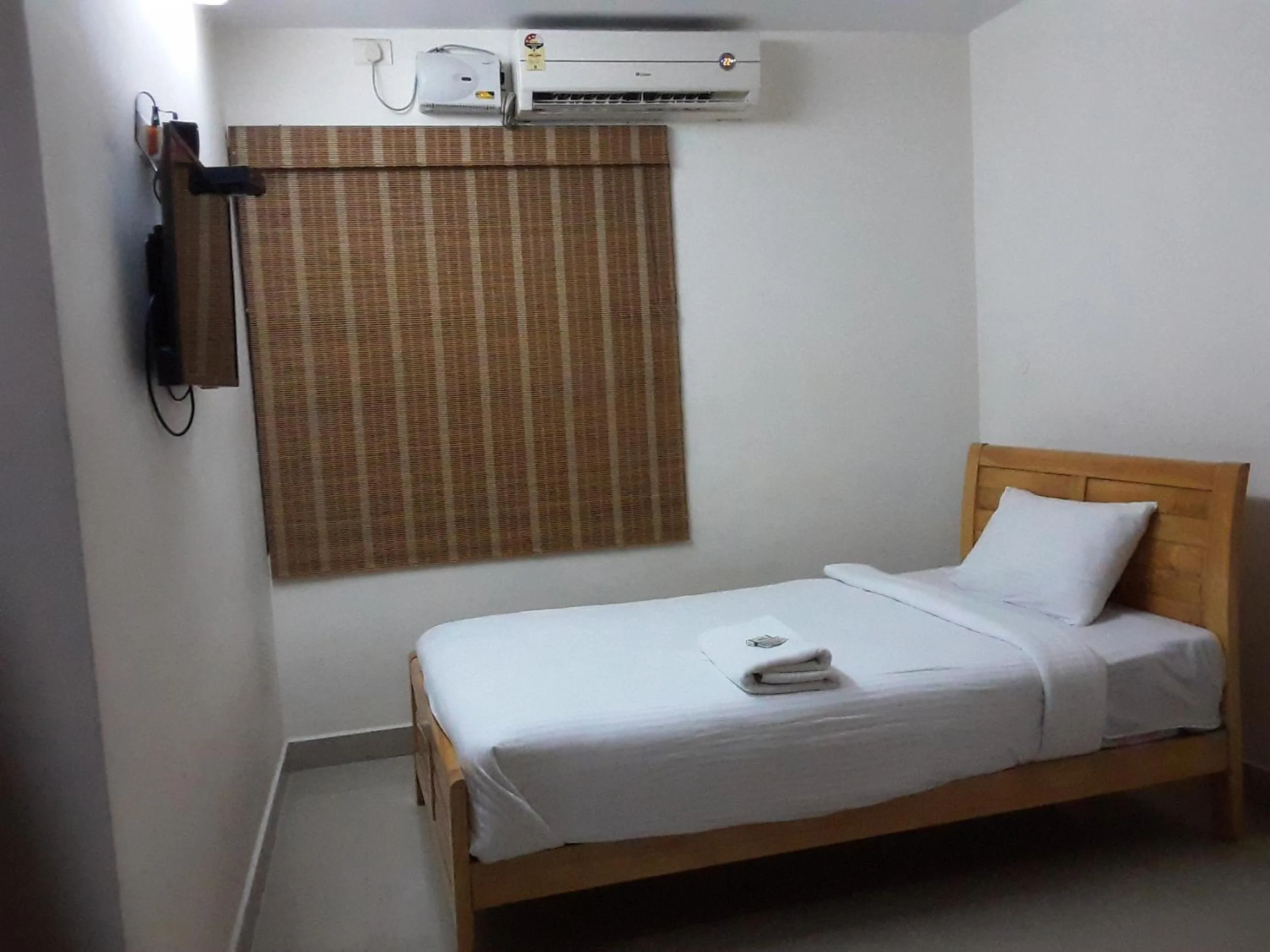 TV and multimedia, Bed in Hotel Tri-Star Residency
