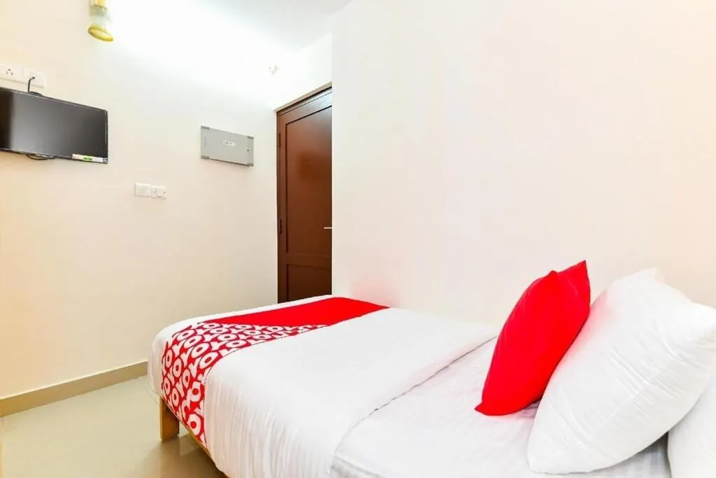 Communal lounge/ TV room, Bed in Hotel Tri-Star Residency