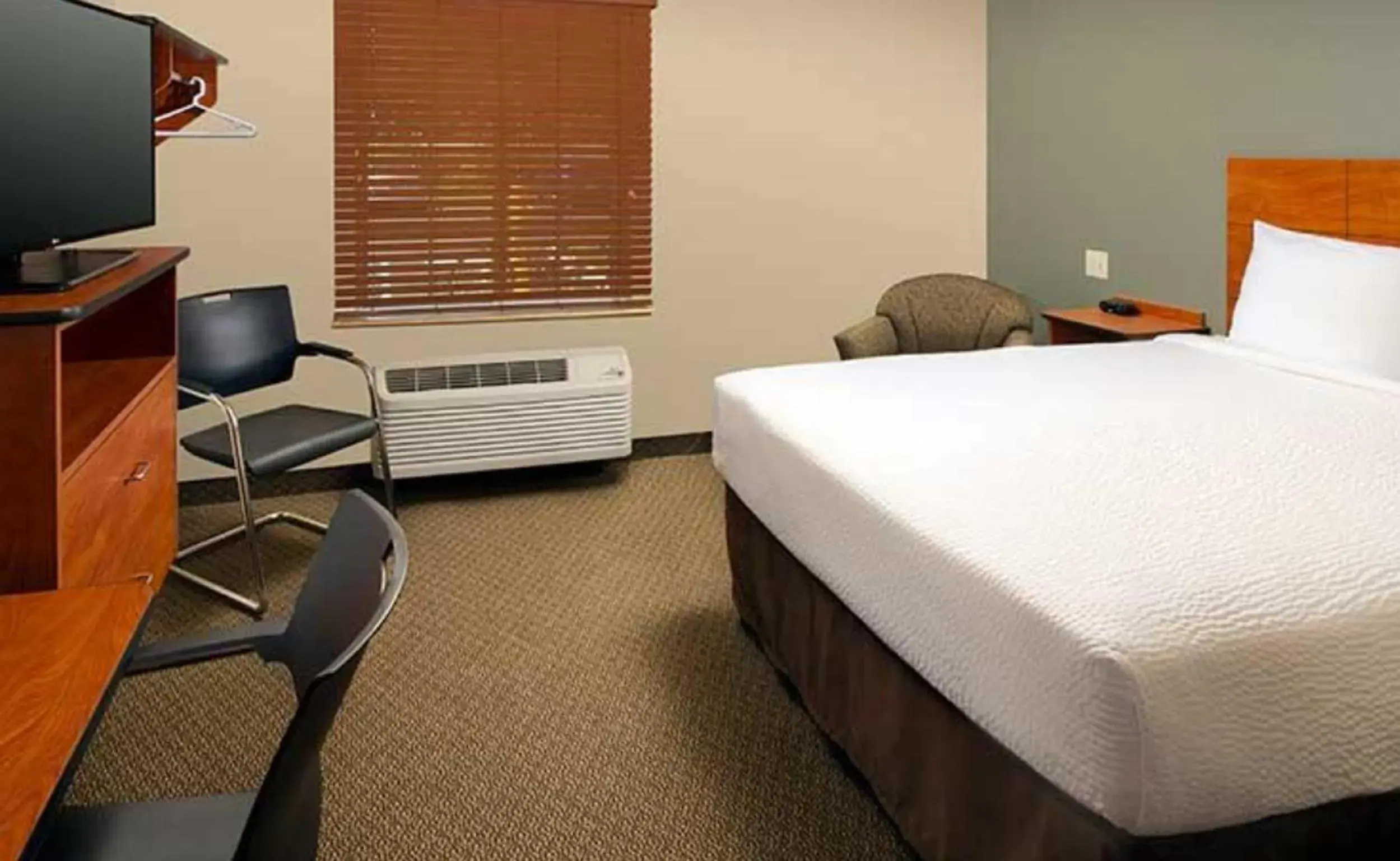 Photo of the whole room, Bed in WoodSpring Suites Allentown