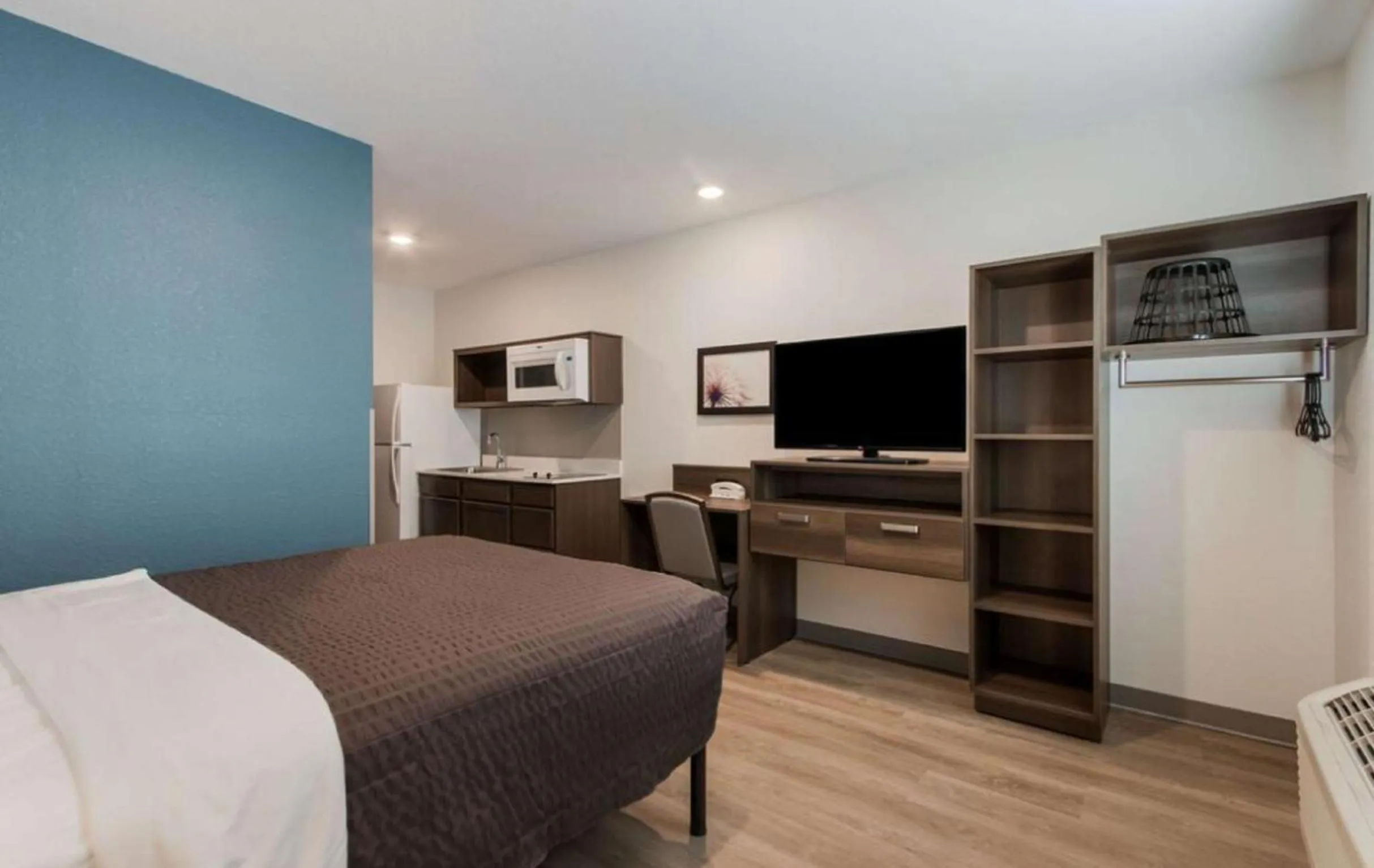 Photo of the whole room, Bed in WoodSpring Suites Allentown