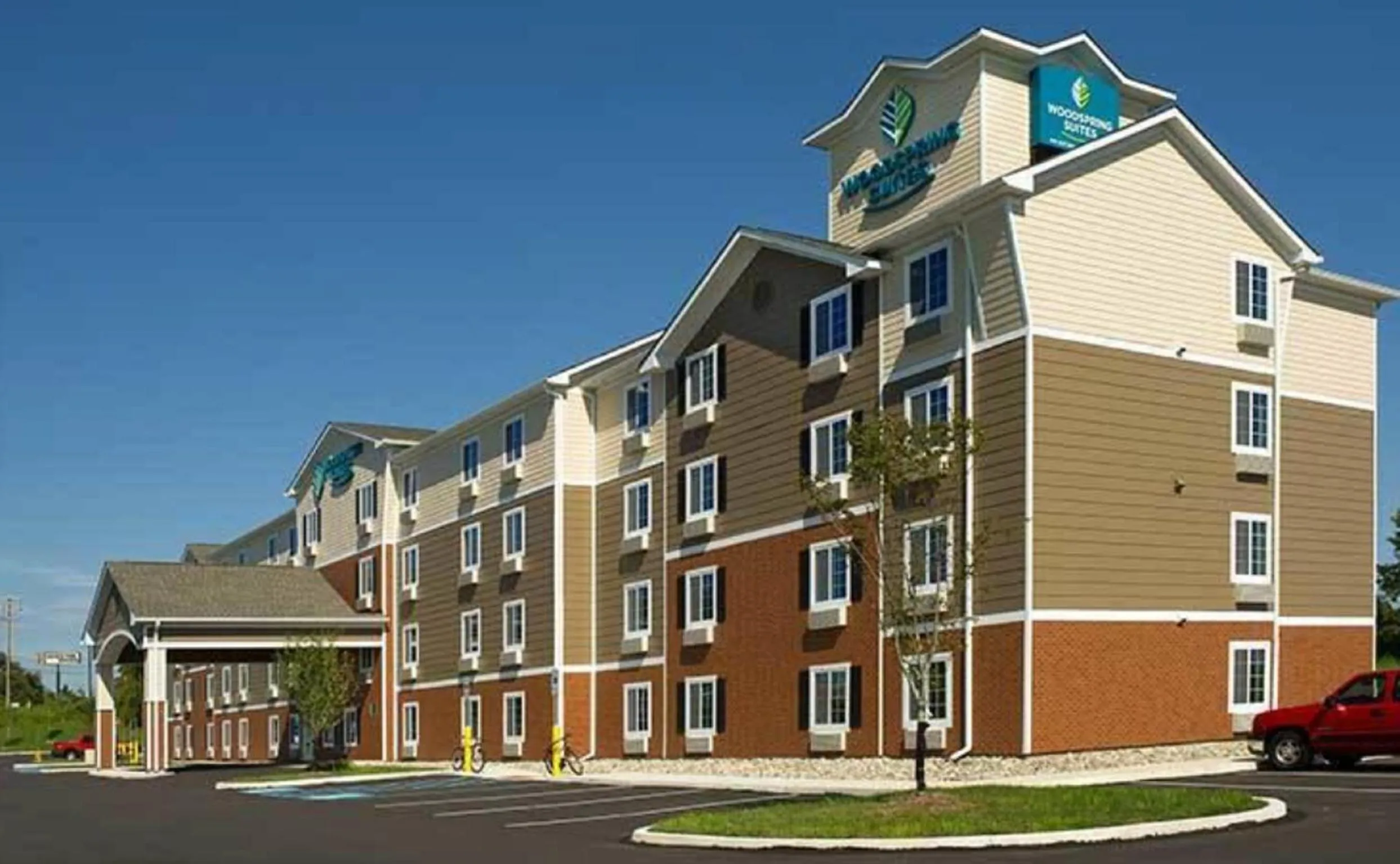 Property building in WoodSpring Suites Allentown