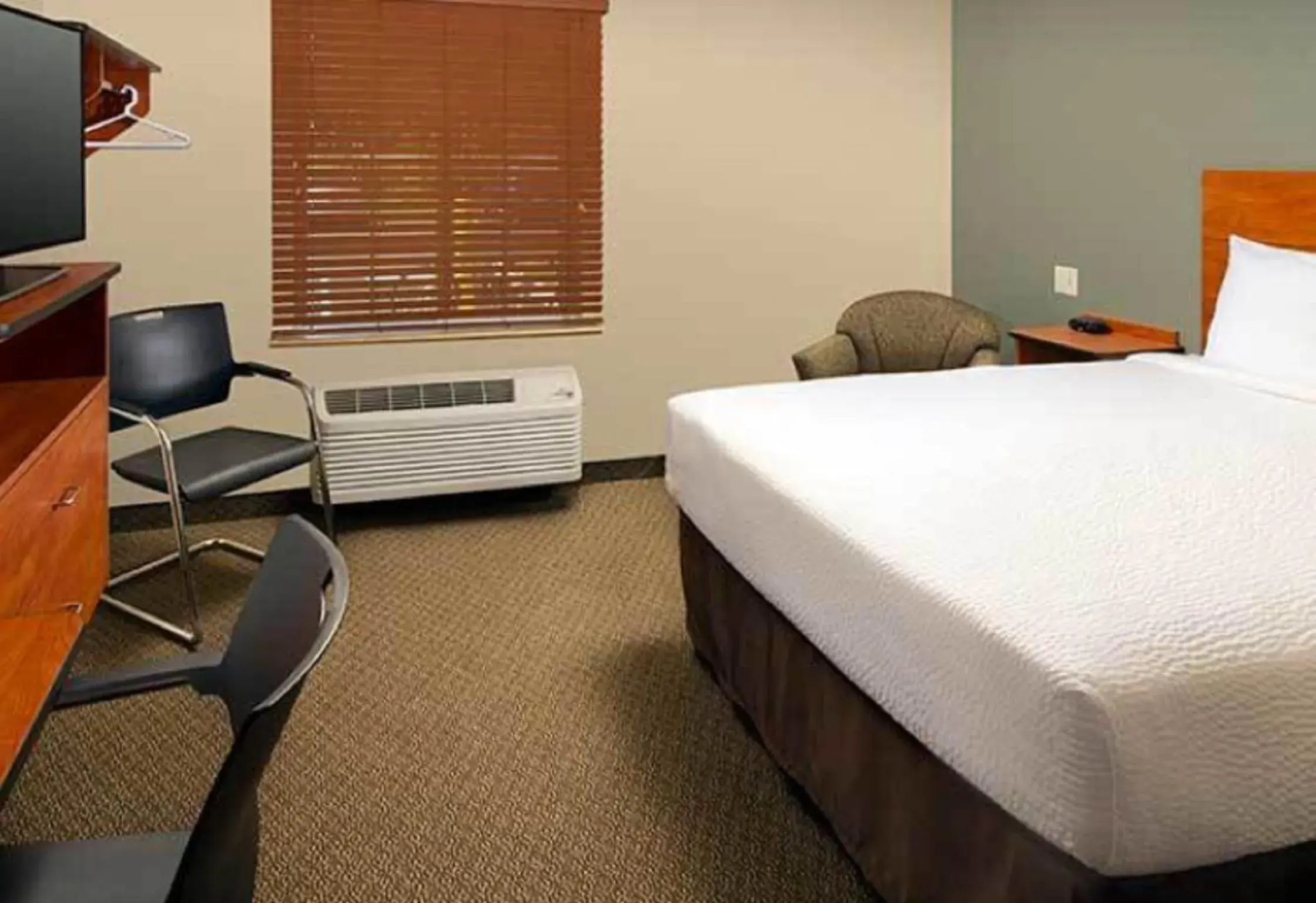 Bedroom, Bed in WoodSpring Suites Allentown