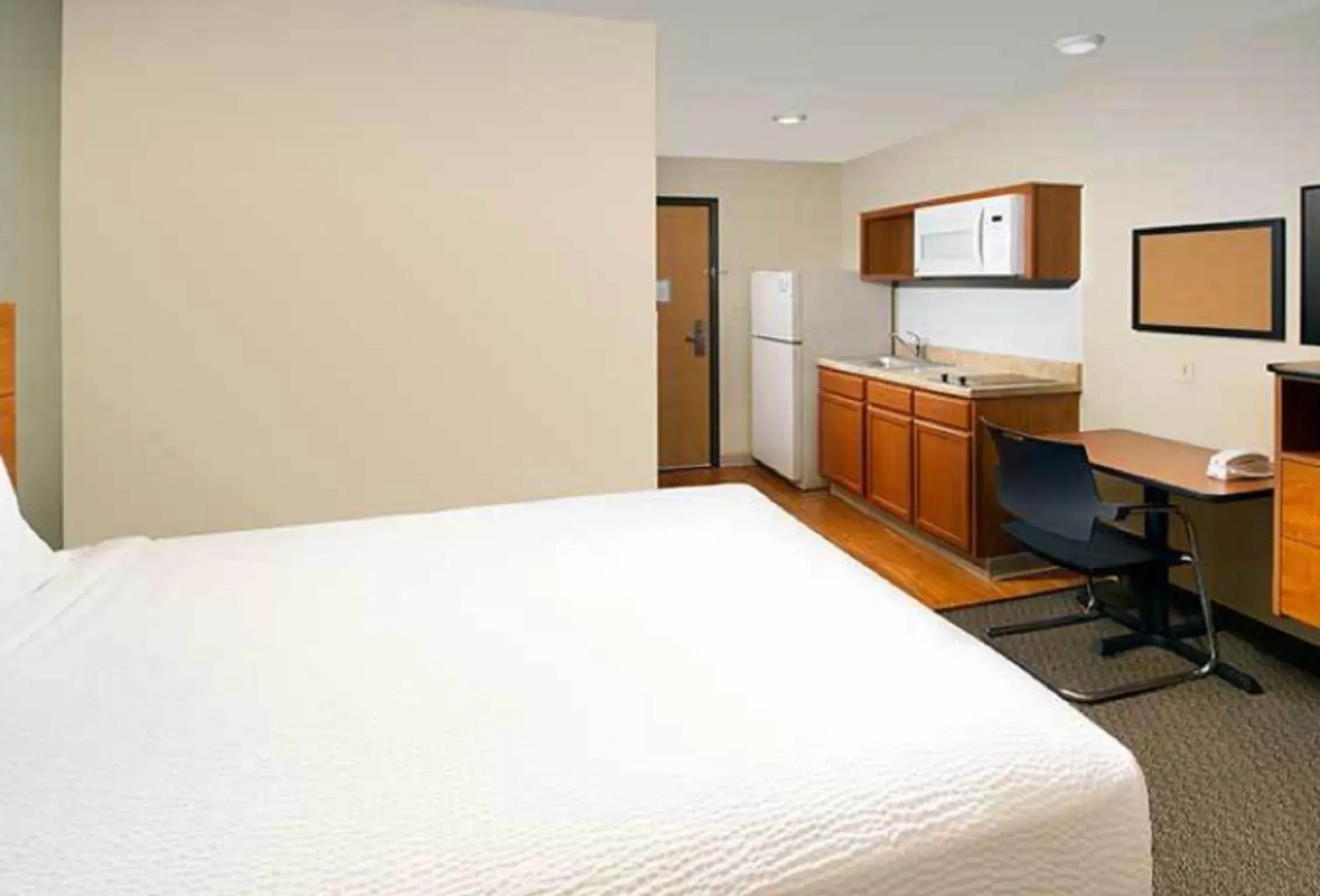 Bedroom, Bed in WoodSpring Suites Allentown