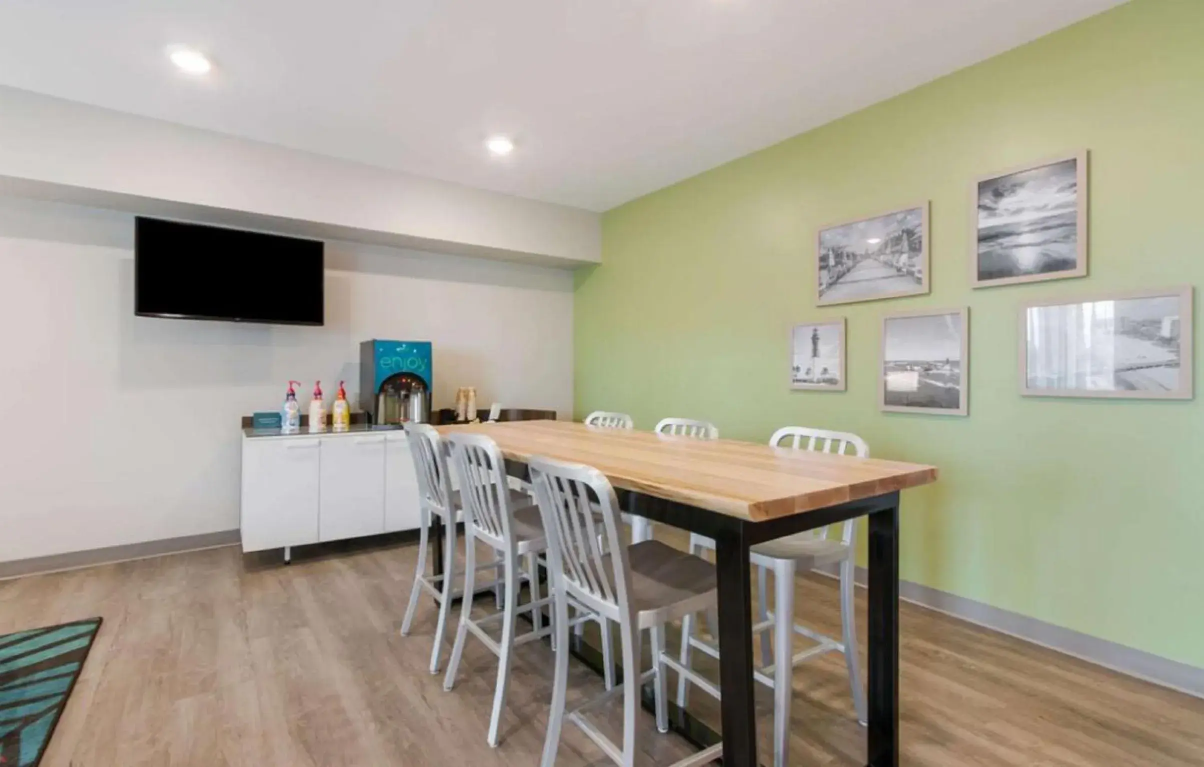 Seating area, Dining Area in WoodSpring Suites Allentown