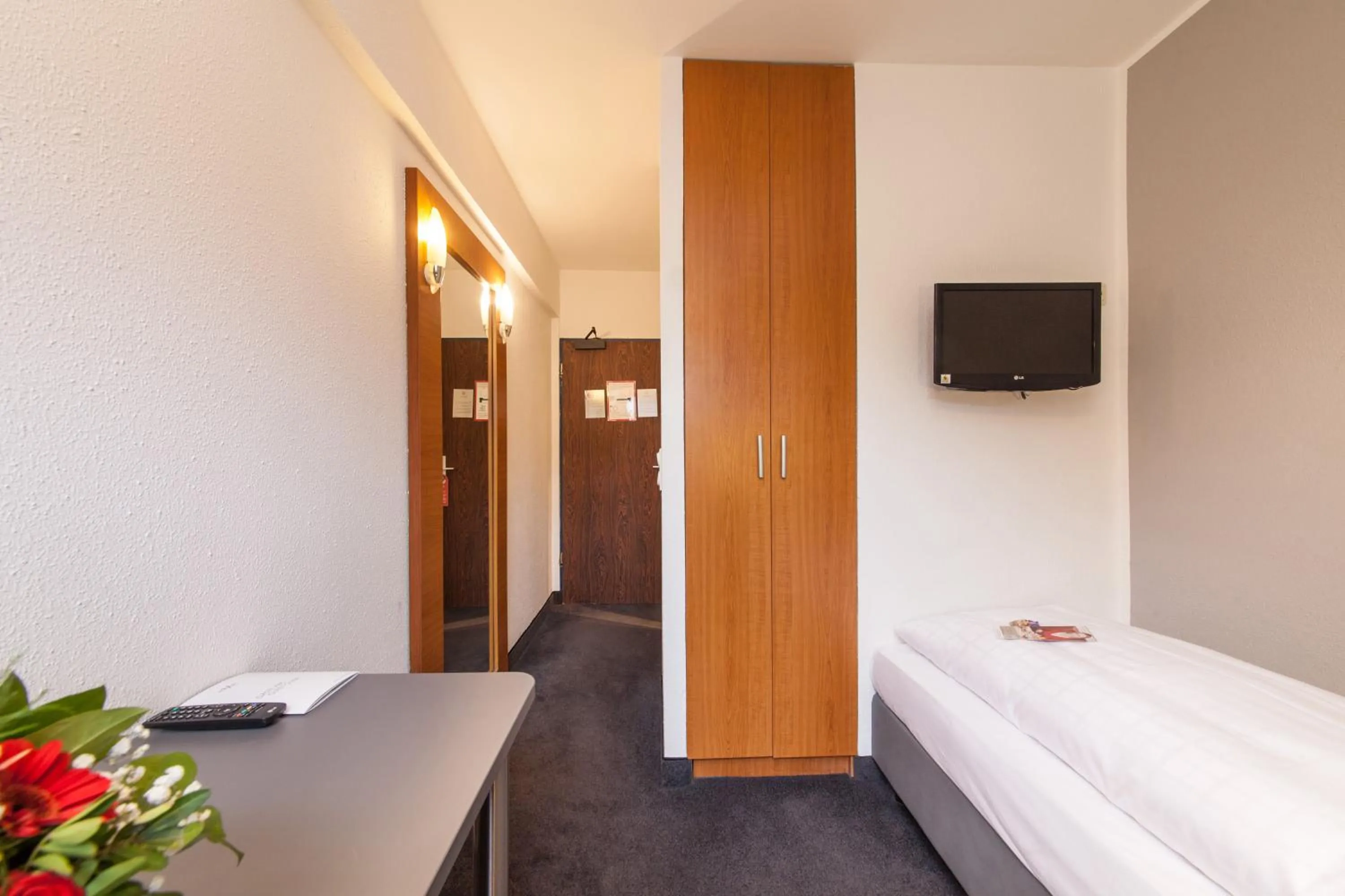 Photo of the whole room, Bed in Sure Hotel by Best Western Muenchen Hauptbahnhof