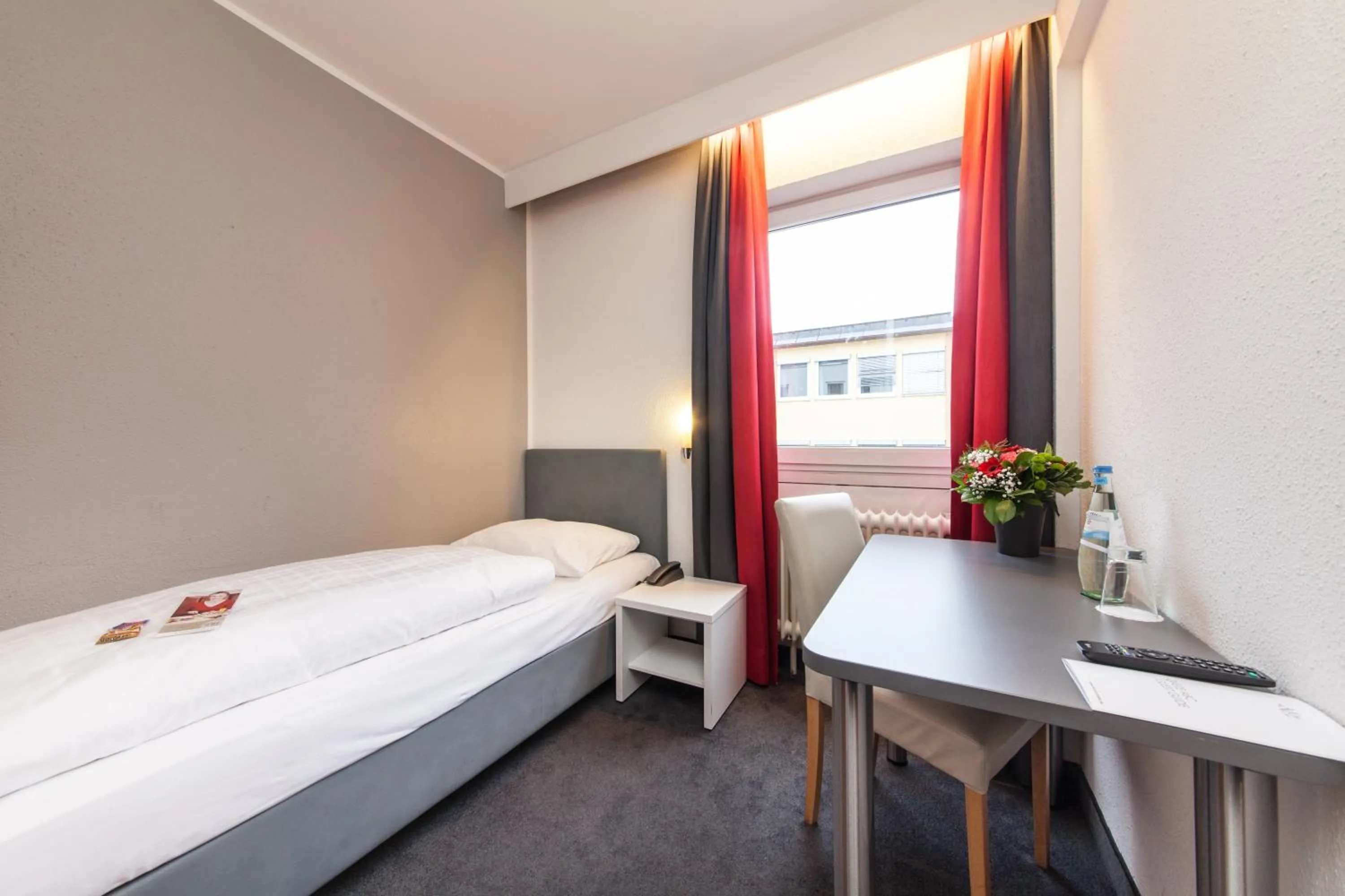 Photo of the whole room, Bed in Sure Hotel by Best Western Muenchen Hauptbahnhof