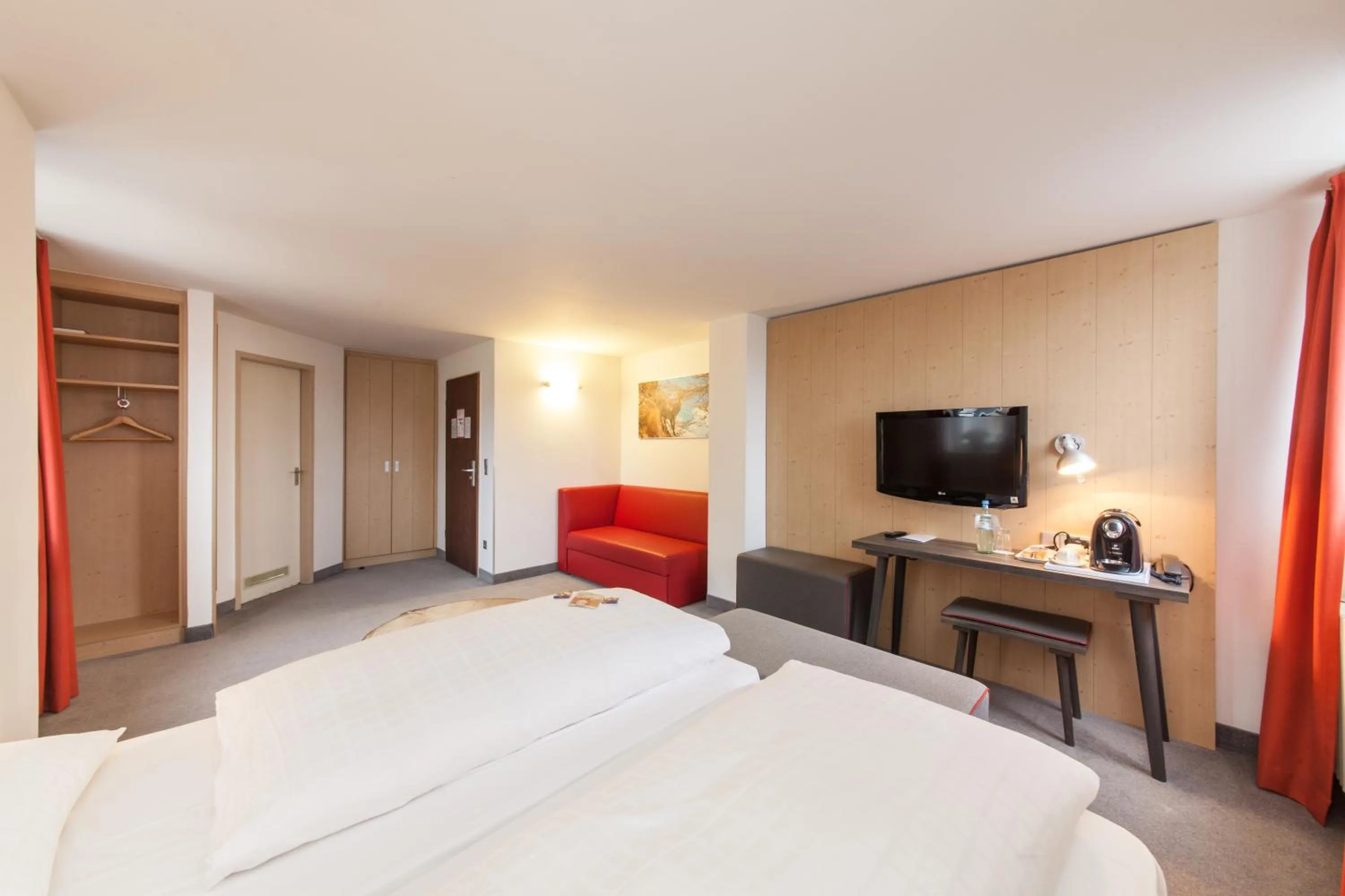 Photo of the whole room, Bed in Sure Hotel by Best Western Muenchen Hauptbahnhof
